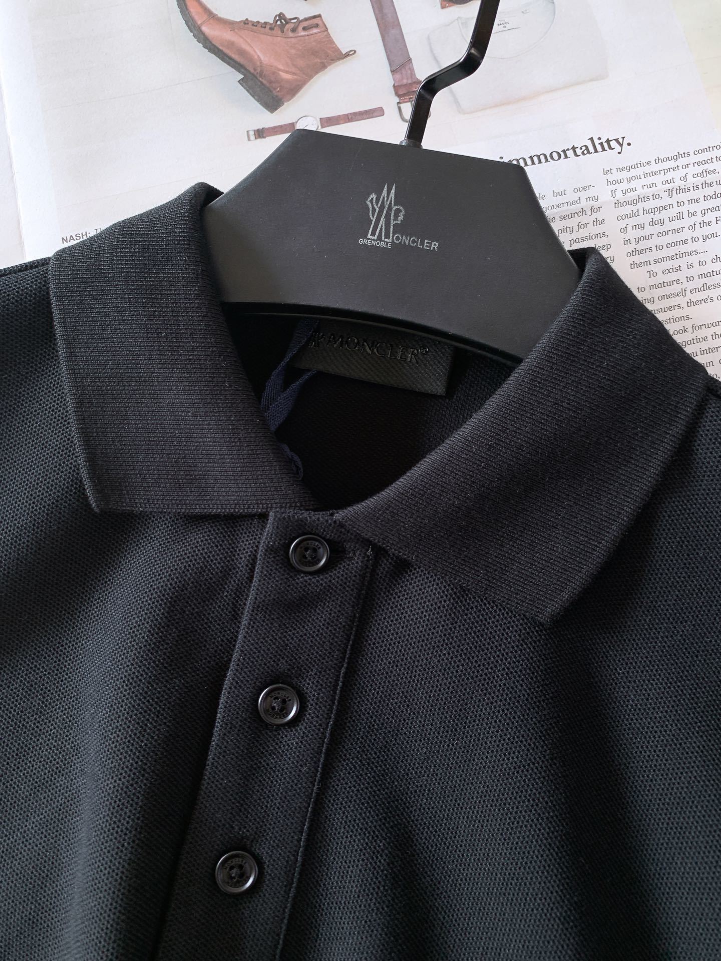 Moncler 蒙口 2025SS春夏新品
太古里砖🧱柜YB购入 起脚珠地翻领短T。
非常规面料裁剪