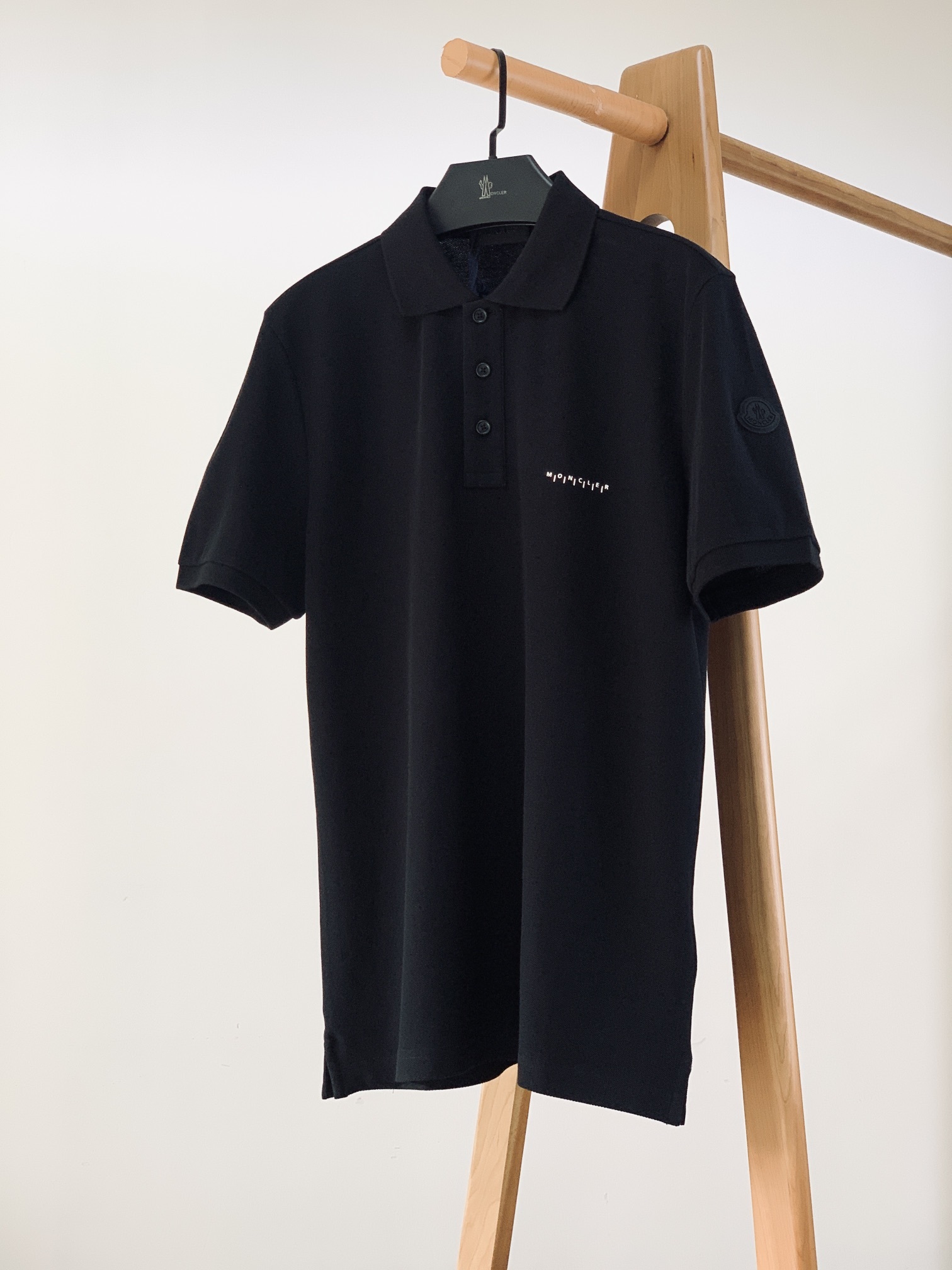 Moncler 蒙口 2025SS春夏新品
太古里砖🧱柜YB购入 起脚珠地翻领短T。
非常规面料裁剪