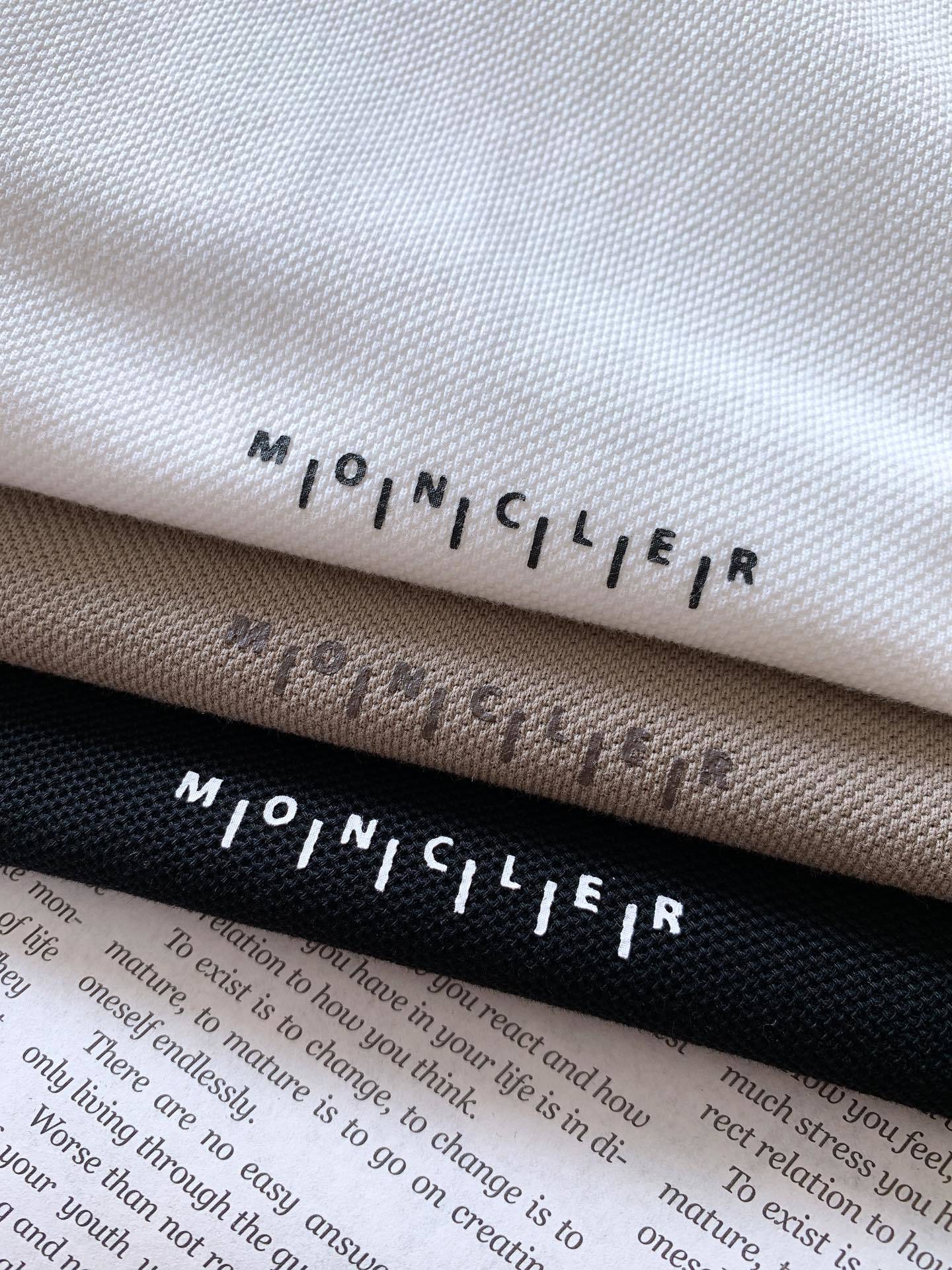 Moncler 蒙口 2025SS春夏新品
太古里砖🧱柜YB购入 起脚珠地翻领短T。
非常规面料裁剪