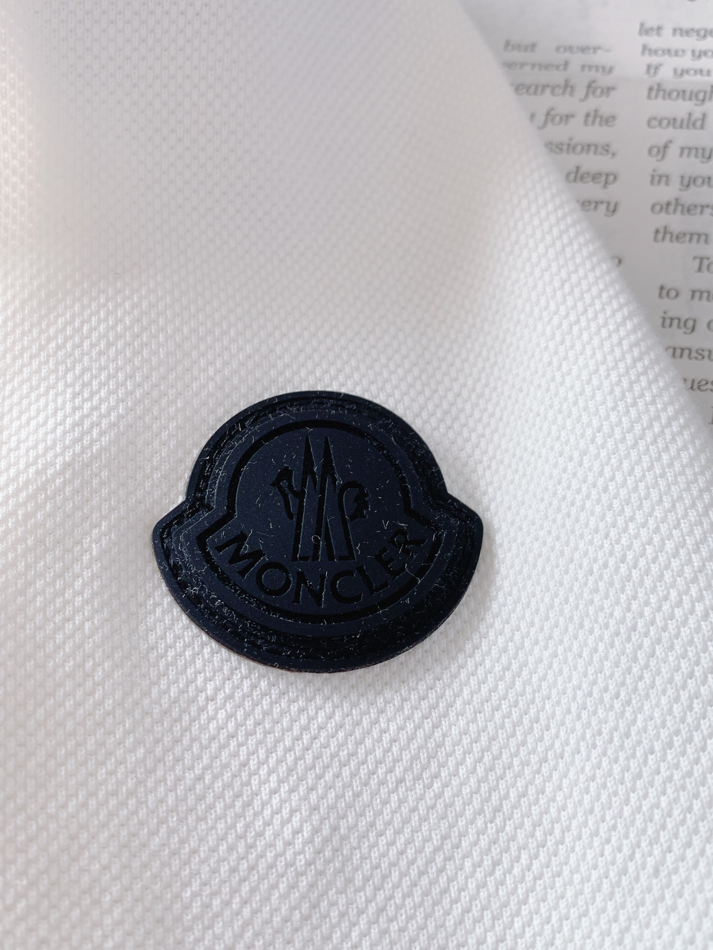 Moncler 蒙口 2025SS春夏新品
太古里砖🧱柜YB购入 起脚珠地翻领短T。
非常规面料裁剪