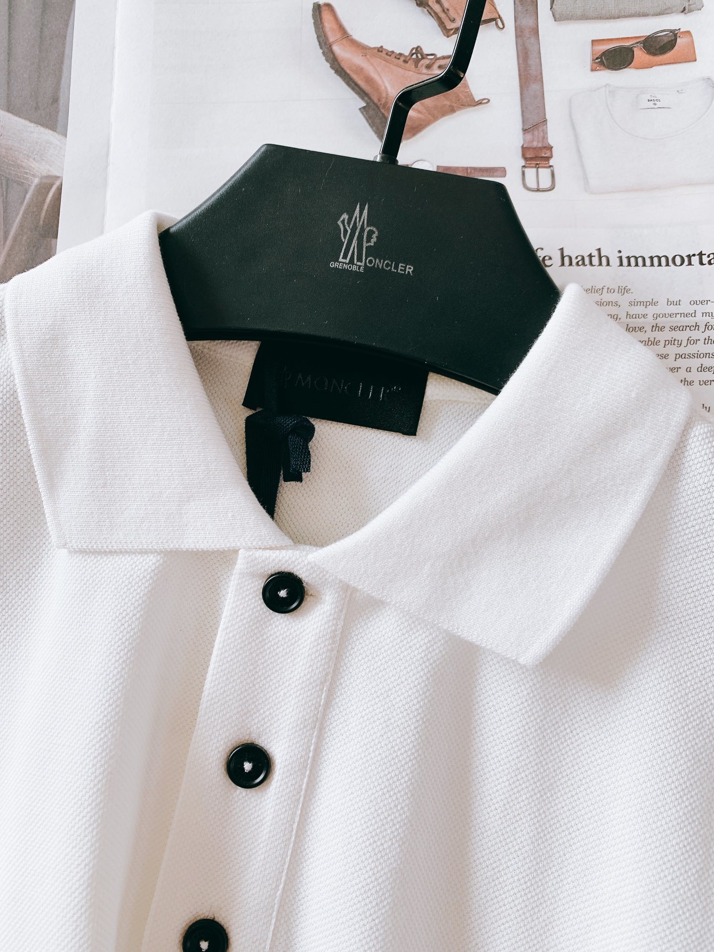 Moncler 蒙口 2025SS春夏新品
太古里砖🧱柜YB购入 起脚珠地翻领短T。
非常规面料裁剪
