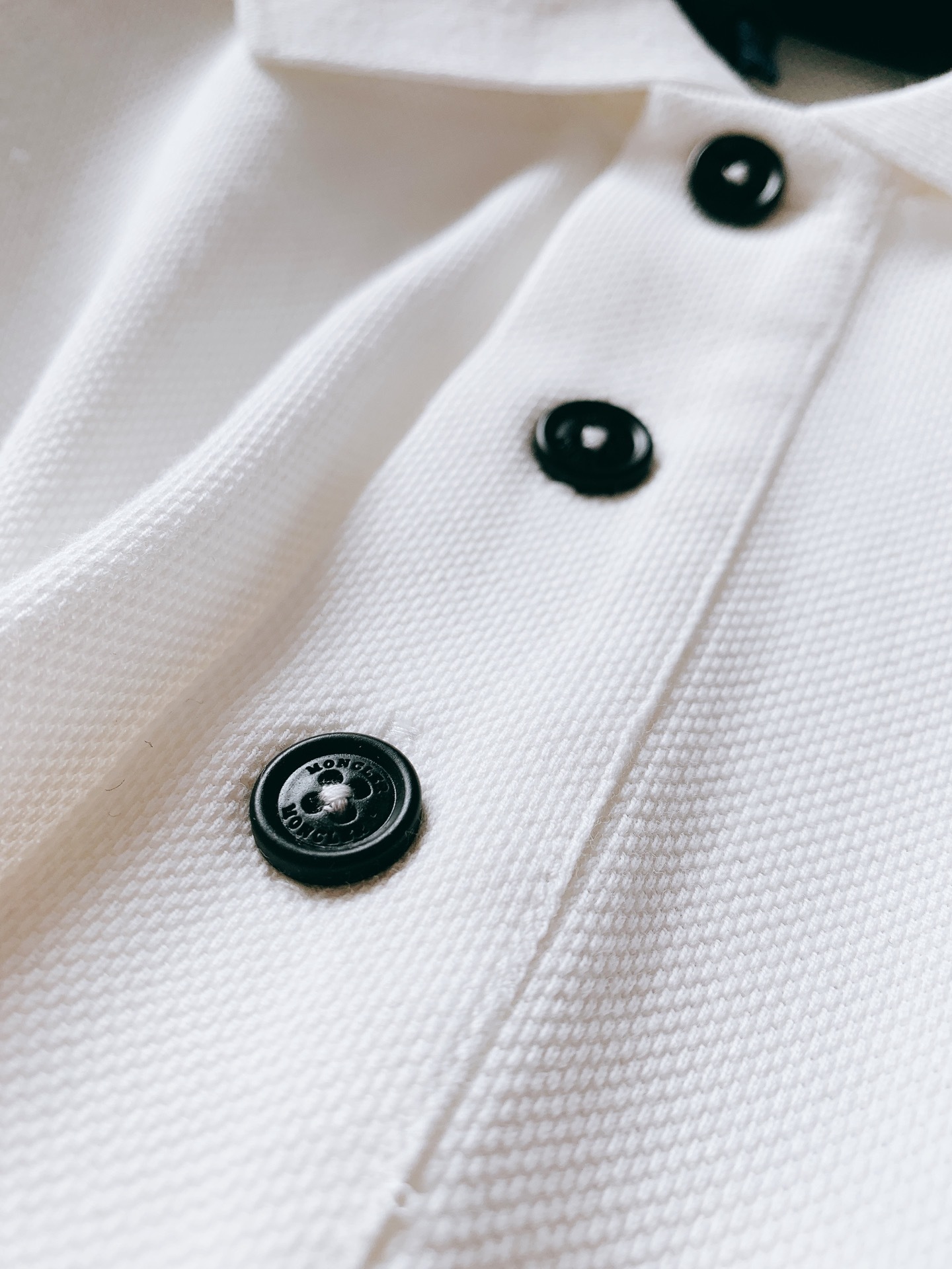 Moncler 蒙口 2025SS春夏新品
太古里砖🧱柜YB购入 起脚珠地翻领短T。
非常规面料裁剪