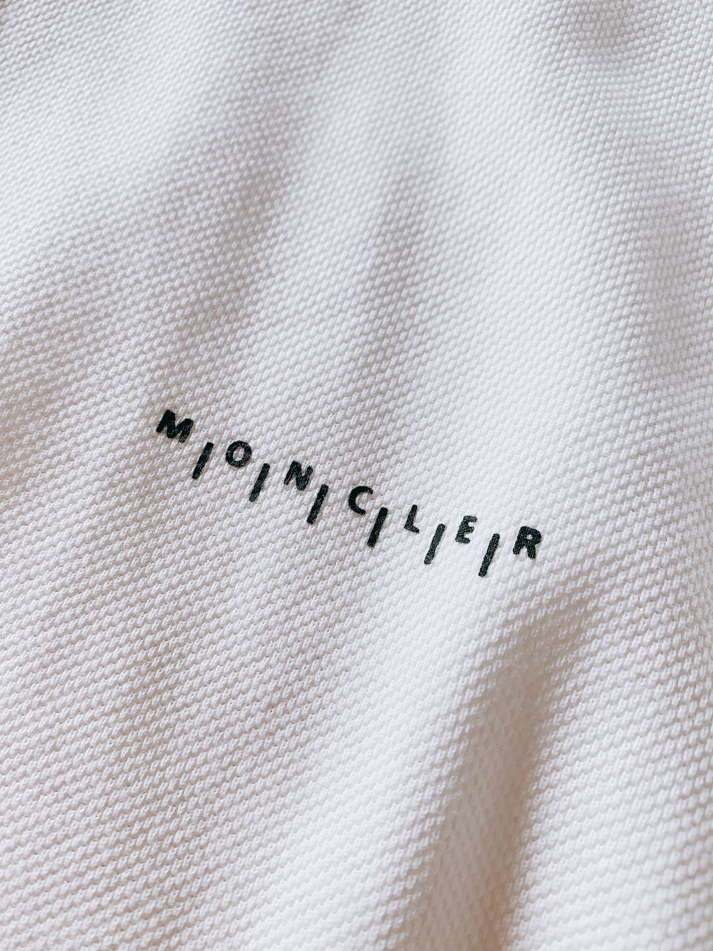 Moncler 蒙口 2025SS春夏新品
太古里砖🧱柜YB购入 起脚珠地翻领短T。
非常规面料裁剪