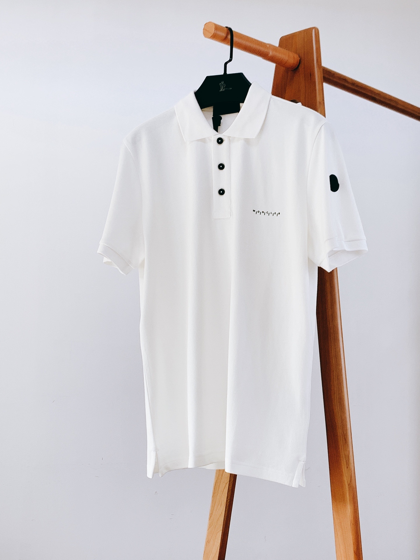 Moncler 蒙口 2025SS春夏新品
太古里砖🧱柜YB购入 起脚珠地翻领短T。
非常规面料裁剪