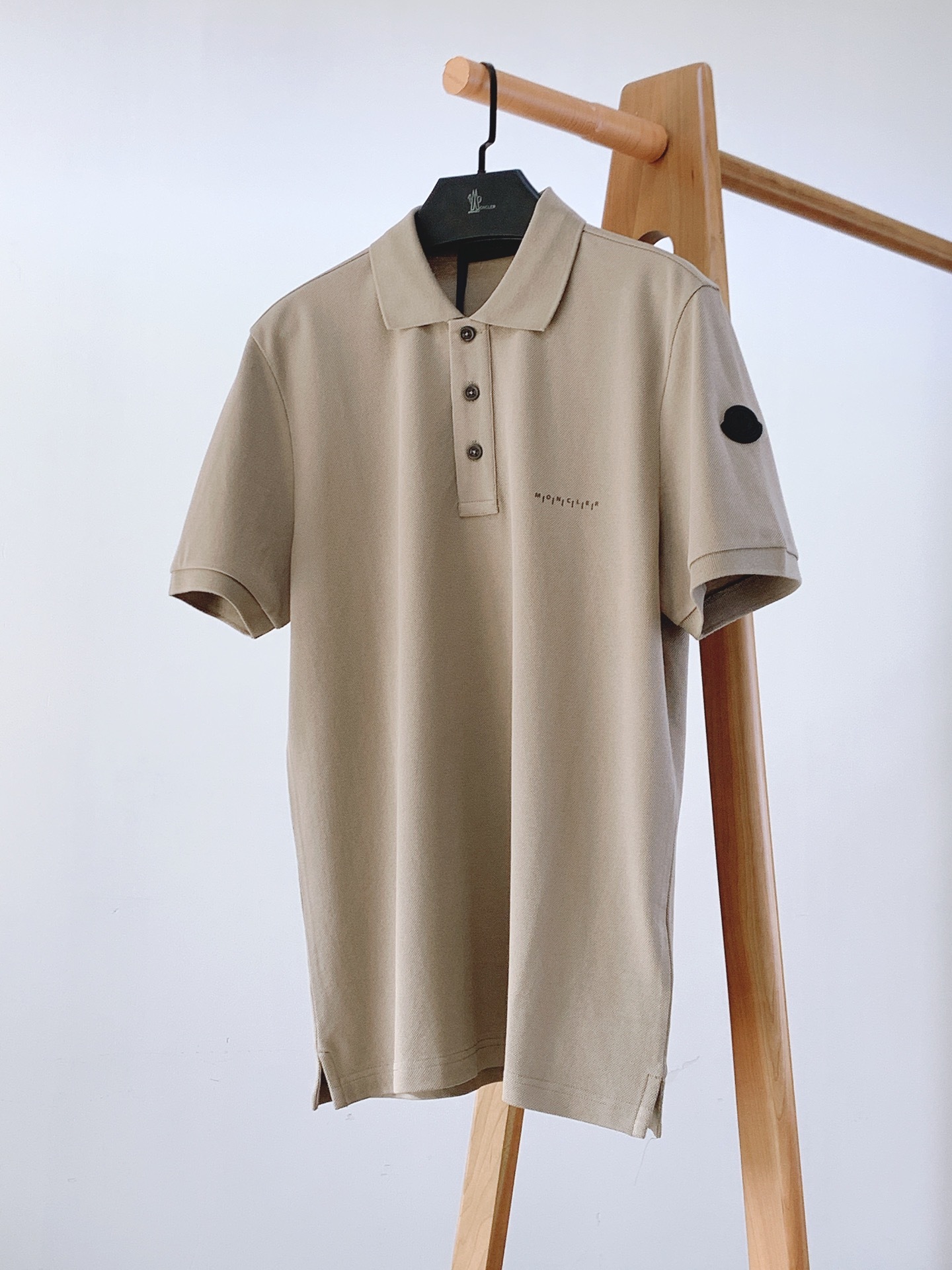 Moncler 蒙口 2025SS春夏新品
太古里砖🧱柜YB购入 起脚珠地翻领短T。
非常规面料裁剪