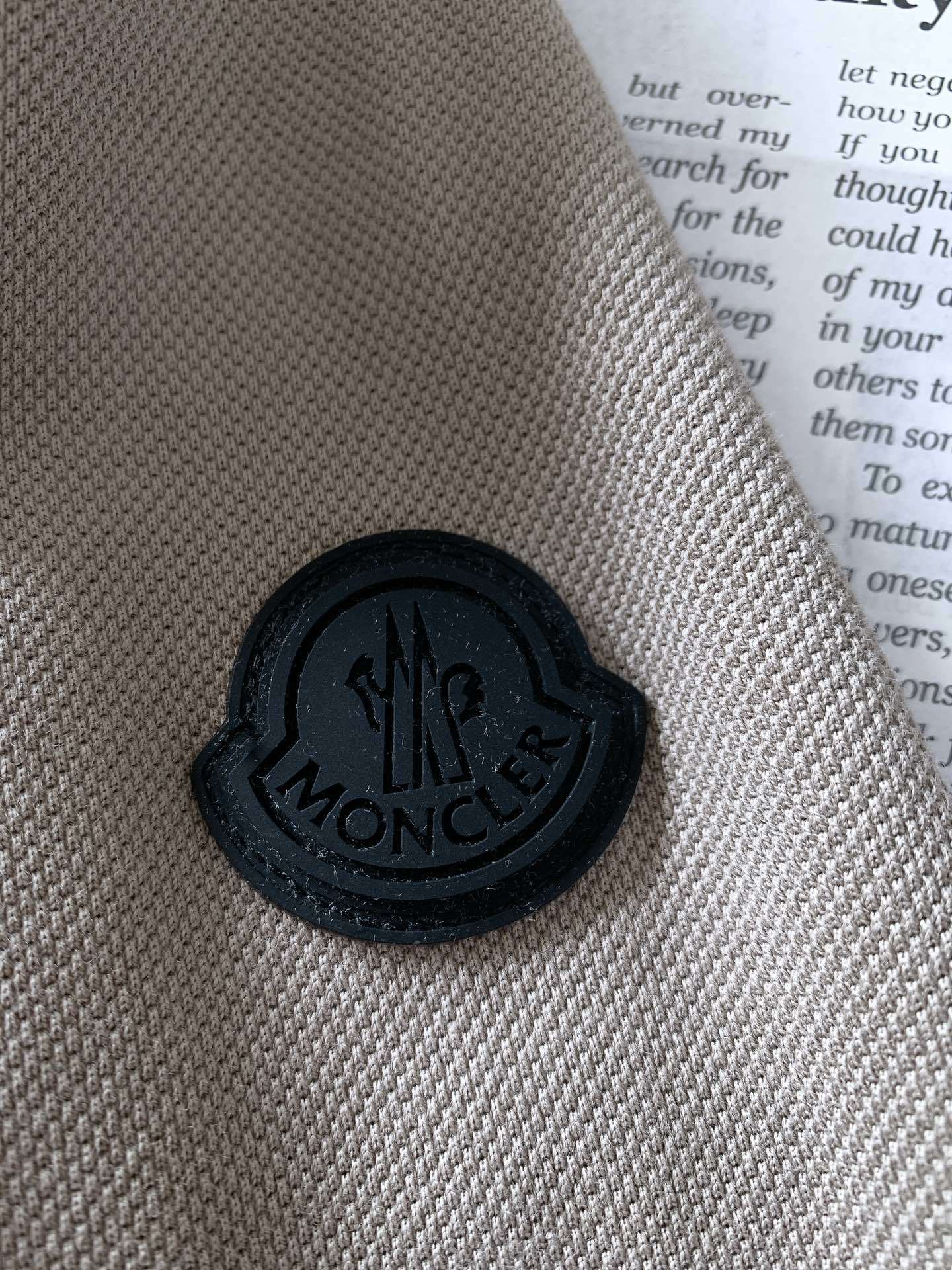 Moncler 蒙口 2025SS春夏新品
太古里砖🧱柜YB购入 起脚珠地翻领短T。
非常规面料裁剪