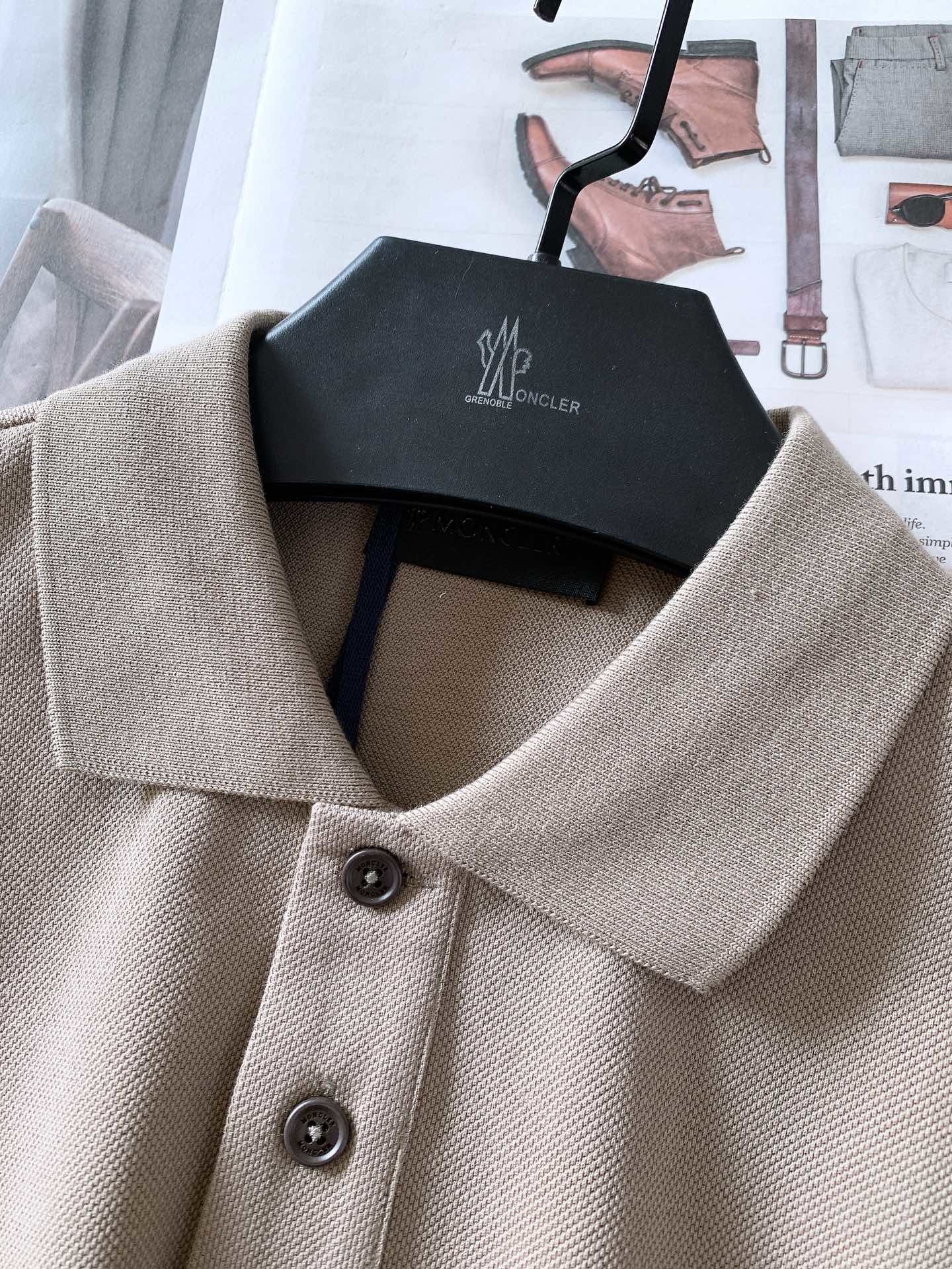 Moncler 蒙口 2025SS春夏新品
太古里砖🧱柜YB购入 起脚珠地翻领短T。
非常规面料裁剪