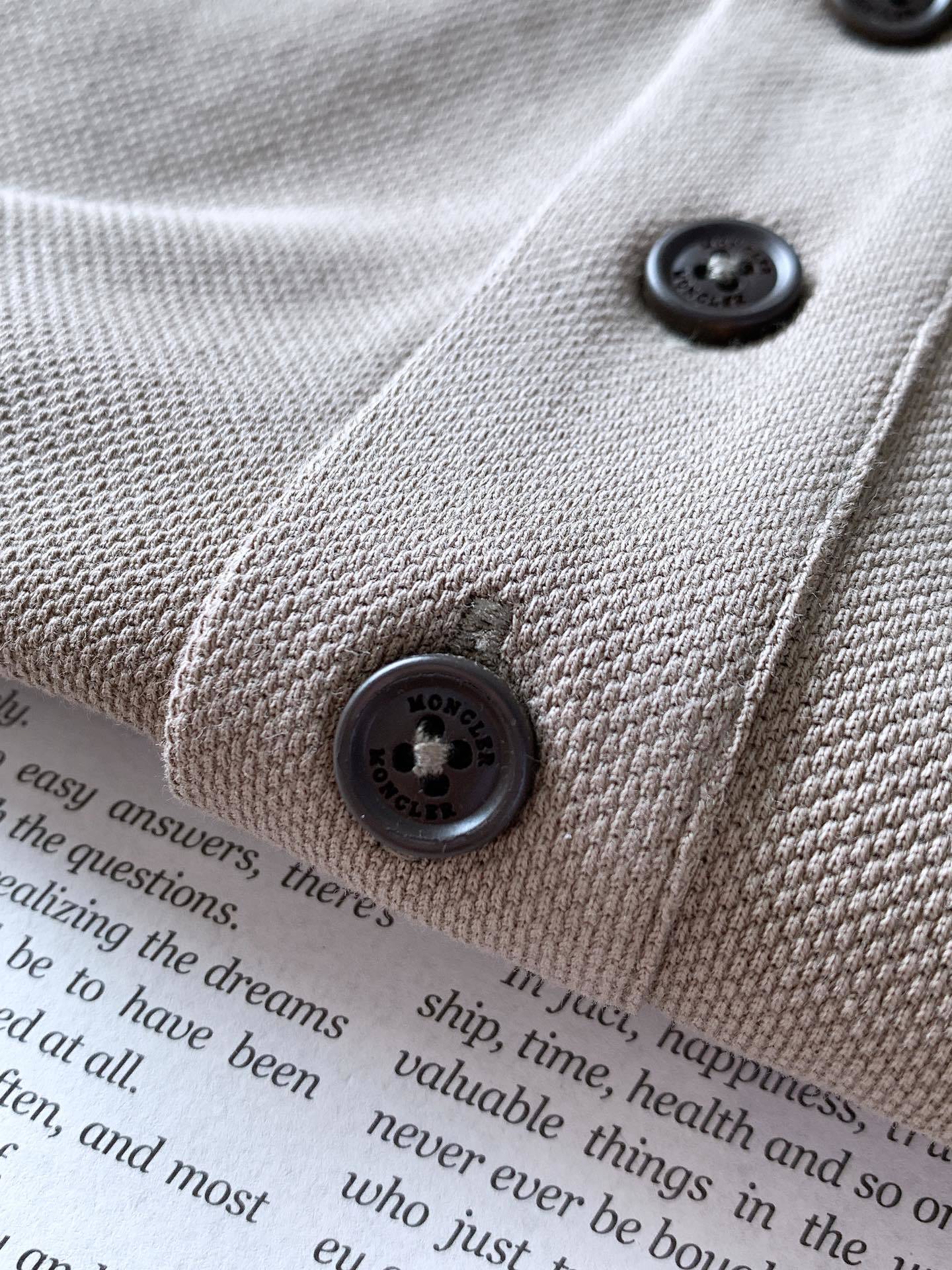 Moncler 蒙口 2025SS春夏新品
太古里砖🧱柜YB购入 起脚珠地翻领短T。
非常规面料裁剪