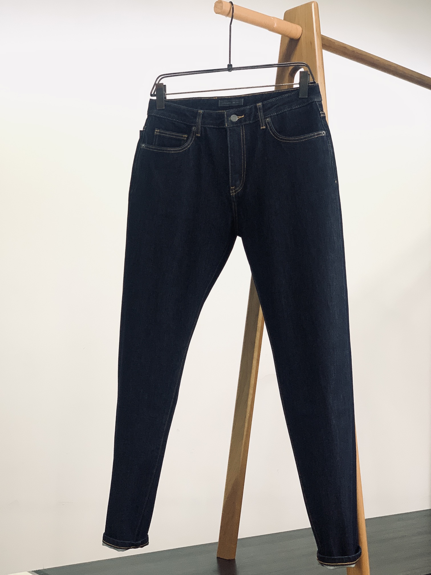 NO:119022,Prada 2025SS early spring new product, high-end fashion sense, heavy-industrial washing jeans. The fabric is very special, ultra-fine and fine imitation cotton yarn blend, super soft and comfortable. It has a casual, casual, and relaxing feeling. The cloth is refreshing, slightly stretchy, super soft and long wearing time, the whole pants are all traditional hand-wiping technology, natural stone grinding and light fermentation. The style belongs to the combination of small straight feet, and the details are exquisite. ………………………………………………………………………………………………………………………………………………………………………………………………………………………………………………………………………………………………………………………………………………………………………………………………………………………………………………………………………………………………………………………………………………………………………………………………………………………………………………………………………………………………………………………………………………………………………………………………………………………………………………………………………………………………………………………………………………………………………………………………………………………………………………………19860909Prada 普拉达 2025SS早春新品 高级时装感,重工洗水牛仔裤. 面料很特殊,超细精仿棉纱混纺,超柔舒适感. 具备牛仔随性感 ,休闲感 , 亦有轻松感 ,时尚感. 布面清爽,微弹力,超柔穿着时间长, 整条裤子全传统手擦工艺,自然石磨轻酵洗水. 版型属于合体小直脚剪裁,细节精致感. …………………………………………………… Size29-38,,prada,prada,jeans,alexander wang,Men's clothing