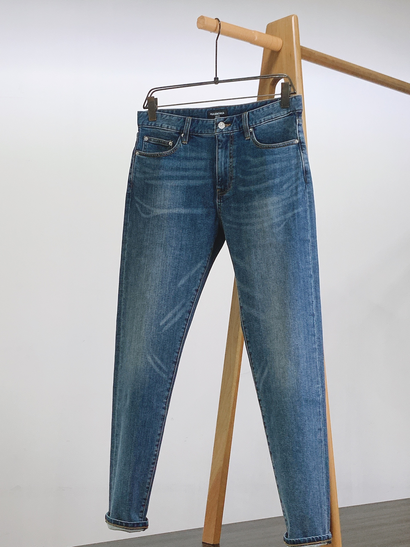 NO:119031,Dior Homme 2025SS early spring new product, high-end fashion sense, casual washing jeans. The fabric is very special, super fine imitation cotton yarn blend, super soft and comfortable. It has a casual, casual feeling, and also a relaxed and fashionable feeling. The cloth is refreshing, slightly stretchy, super soft and long wearing time, the whole pants are all traditional hand-wiping technology, natural stone grinding and light fermentation. The style belongs to the combination of small straight feet, and the details are exquisite. …………………………………………………………………………………………………………………………………………………………………………………………………………………………………………………………………………………………………………………………………………………………………………………………………………………………………………………………………………………………………………………………………………………………………………………………………………………………………………………………………………………………………………………………………………………………………………………………………………………………………………………………………………………………………………………………………………………………………………………………………………………………………………………………19860909Dior Homme 迪奥·桀傲 2025SS早春新品 高级时装感,休闲洗水牛仔裤. 面料很特殊,超细精仿棉纱混纺,超柔舒适感. 具备牛仔随性感 ,休闲感 , 亦有轻松感 ,时尚感. 布面清爽,微弹力,超柔穿着时间长, 整条裤子全传统手擦工艺,自然石磨轻酵洗水. 版型属于合体小直脚剪裁,细节精致感. …………………………………………………… Size29-38,,dior,dior,jeans,alexander wang,Men's clothing