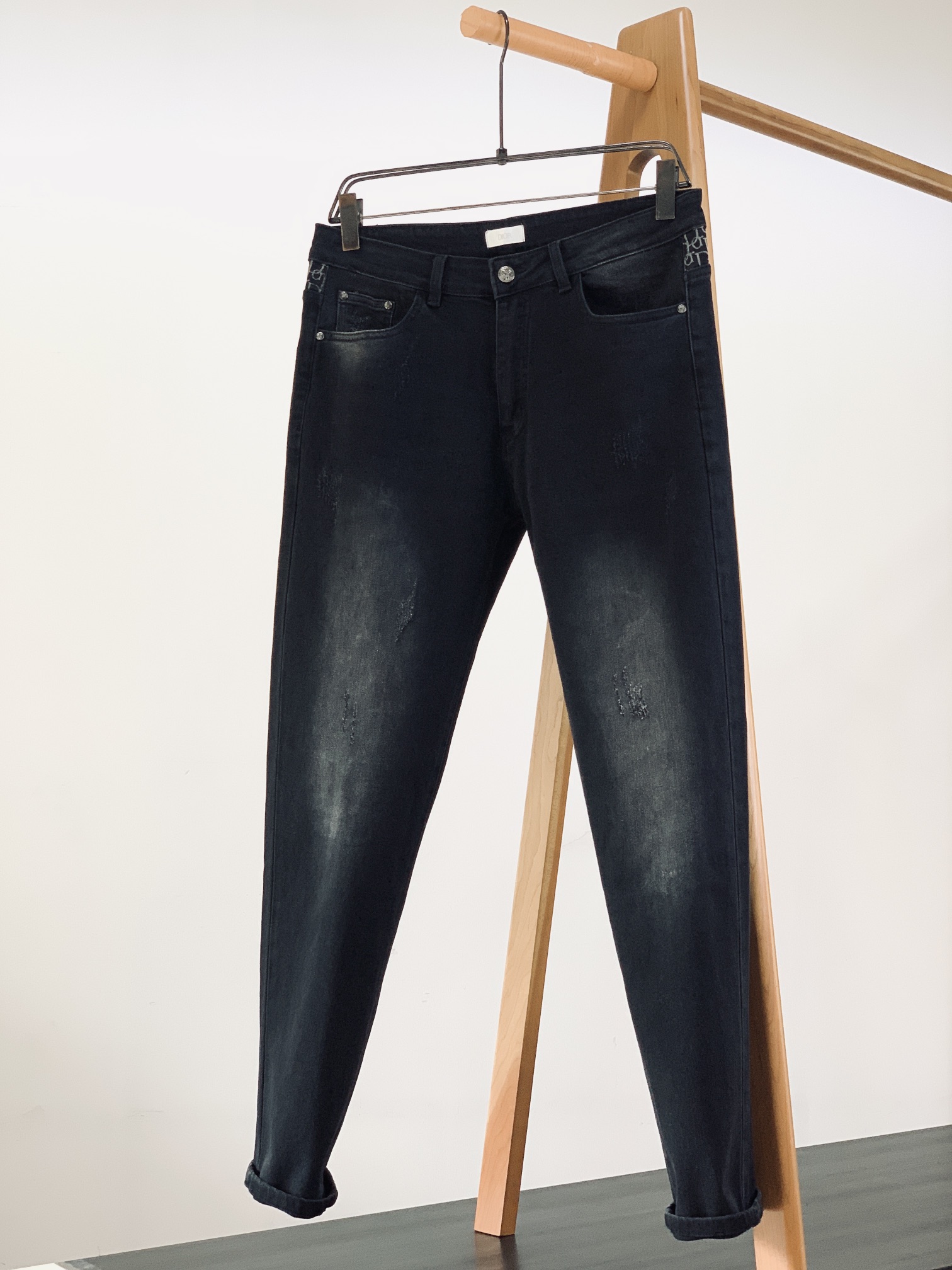 NO:119025,Dior Homme 2025SS early spring new product, high-end fashion sense, heavy-industry washing jeans. The fabric is very special, ultra-fine and fine imitation cotton yarn blend, super soft and comfortable. It has a casual, casual, and a relaxed and fashionable feeling. The cloth is refreshing, slightly stretchy, super soft and long-lasting, the whole pants are all traditional hand-wiping technology, natural stone grinding and light fermentation. The style belongs to the combination of small straight feet, and the details are exquisite. ………………………………………………………………………………………………………………………………………………………………………………………………………………………………………………………………………………………………………………………………………………………………………………………………………………………………………………………………………………………………………………………………………………………………………………………………………………………………………………………………………………………………………………………………………………………………………………………………………………………………………………………………………………………………………………………………………………………………………………………………………………………………………19860909Dior Homme 迪奥·桀傲 2025SS早春新品 高级时装感,重工洗水牛仔裤. 面料很特殊,超细精仿棉纱混纺,超柔舒适感. 具备牛仔随性感 ,休闲感 , 亦有轻松感 ,时尚感. 布面清爽,微弹力,超柔穿着时间长, 整条裤子全传统手擦工艺,自然石磨轻酵洗水. 版型属于合体小直脚剪裁,细节精致感. …………………………………………………… Size29-38,,dior,dior,jeans,alexander wang,Men's clothing