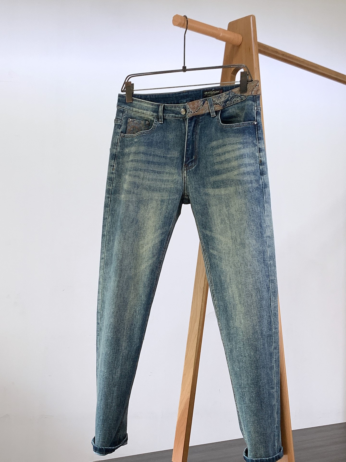 NO:135823,DOLCE&GABBANA 2025SS Early Spring New Product A jean with a very DG home aesthetic tone, dominated by fabric and quality, continuing the essence of normal design, label elements are perfectly embedded, and the contrasting color prints at the back pocket are quite design-oriented. It is selected for denim denim fabrics. The surface of the fabric is clear and three-dimensional twill texture, which is quite high-end and specifications, and the customer provides customized hardware and accessories. You can easily get the high-end and luxurious style of the big brand, and the sense of details is quite in place!  Easily create a handsome street dress template, an indispensable matching tool in men's wardrobe!  ……………………………………………………………………………………………………… Size29-38, Dolce & Gabbana, Dolce & Gabbana, Gucci, Jeans, Alexander wang19860909DOLCE&GABBANA 杜嘉班纳 2025SS早春新品 极具DG家美学基调的一款牛仔裤,以面料和品质为主导,延续了常态化的设计精髓,标签化元素完美嵌入,后袋处撞色印花颇具设计感,甄选客供丹宁牛仔面料打造而成,面料表面清晰立体的斜纹肌理,相当的高级有规格感,客供定制五金辅料.轻松就能Get到大牌的高奢格调,细节感相当到位！轻松打造街头帅气着装范本,男士衣橱里不可缺少的搭配神器！ …………………………………………………… Size29-38,,Dolce&Gabbana,Dolce&Gabbana,Dolce&Gabbana,gucci,jeans,alexander wang,Men's clothing