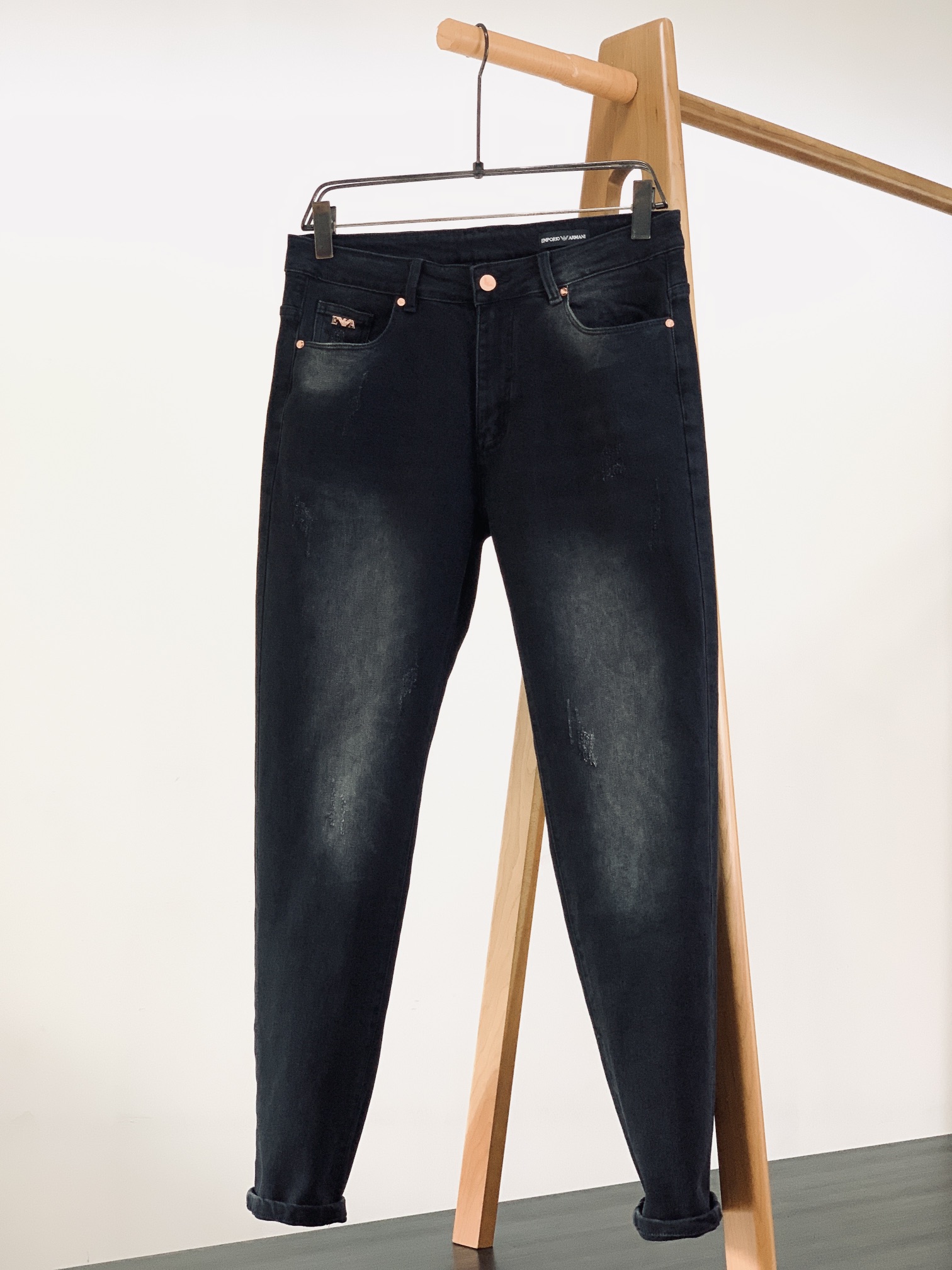 NO:119019,Emporio Armani 2025SS early spring new product, high fashion sense, casual washing jeans. The fabric is very special, ultra-fine and fine imitation cotton yarn blend, super soft and comfortable. It has a casual, casual feeling, and also a relaxed and fashionable feeling. The fabric is refreshing, slightly stretchy, super soft and long wearing time, the whole pants are all traditional hand-wiping technology, natural stone grinding and light fermentation. The style belongs to the combination of small straight feet, and the details are exquisite. ……………………………………………………………………………………………………………………………………………………………………………………………………………………………………………………………………………………………………………………………………………………………………………………………………………………………………………………………………………………………………………………………………………………………………………………………………………………………………………………………………………………………………………………………………………………………………………………………………………………………………………………………………………………………………………………………………………………………………………………………………………………………………………………19860909Emporio Armani 阿玛尼 2025SS早春新品 高级时装感 休闲洗水牛仔裤. 面料很特殊,超细精仿棉纱混纺,超柔舒适感. 具备牛仔随性感 ,休闲感 , 亦有轻松感 ,时尚感. 布面清爽,微弹力,超柔穿着时间长, 整条裤子全传统手擦工艺,自然石磨轻酵洗水. 版型属于合体小直脚剪裁,细节精致感. …………………………………………………… Size29-38,,armani,armani,jeans,alexander wang,Men's clothing