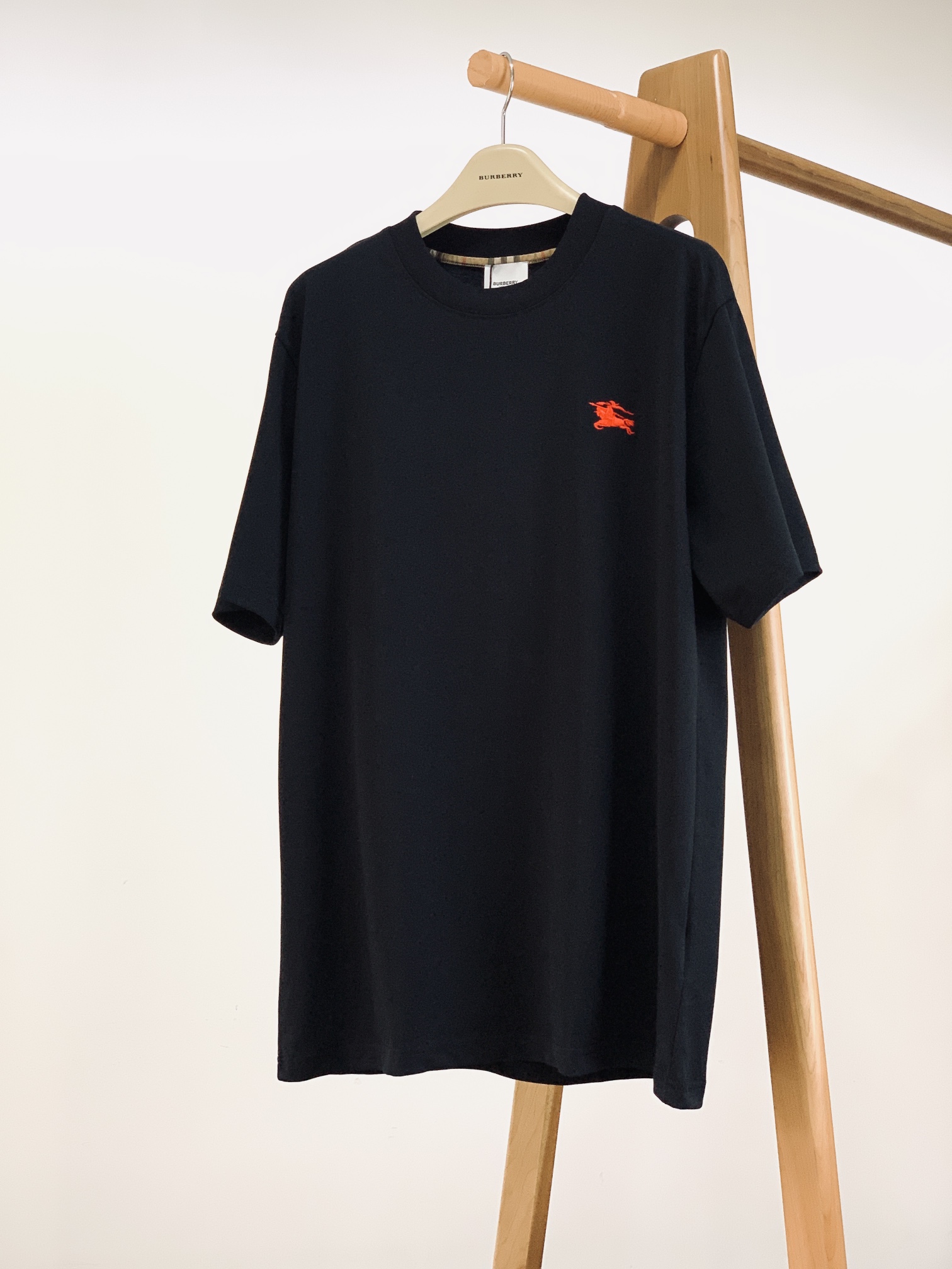 NO:119038,Burberry 2025SS spring and summer new product, small-label T-shirt with horse embroidery, heavyweight stunning items, series on sale on the official website. It is woven by luxury first-tier brands of royal fabric factories, soft and comfortable to wear, no burden, moisture absorption and breathability, good elasticity and drooping. The classic war horse embroidery logo pattern on the chest is full of quality, and it is extremely versatile, both inside and outside, and it is very outstanding!  Same style for men and women, four colors recommended …………………………………………………………………………………………………………………………………………………………………………………………………………………………………………………………………………………………………………………………………………………………………………………………………………………………………………………………………………………………………………………………………………………………………………………………………………………………………………………………………………………………………………………………………………………………………………………………………………………………………………………………………………………………………………………………………………………………………………………………………………………………………………………………………………………………………………………………………………………………………………………………………………………………………………………………………………………………………………………………………………………………………………………19860909Burberry 巴宝莉 2025SS春夏新品 战马刺绣小标T恤,重磅级尤物单品,官网在售系列.奢侈一线大牌的御用面料厂织造,手感柔软舒适,穿着无累赘感,吸湿透气,弹性与垂感颇佳.胸前经典战马刺绣标识图案,品质感十足,极为百搭系无论内搭还是外穿都非常出彩！男女同款,四色推荐 …………………………………………………… SizeS-XL,,burberry,burberry,tees，t-shirt,alexander wang,Men's clothing