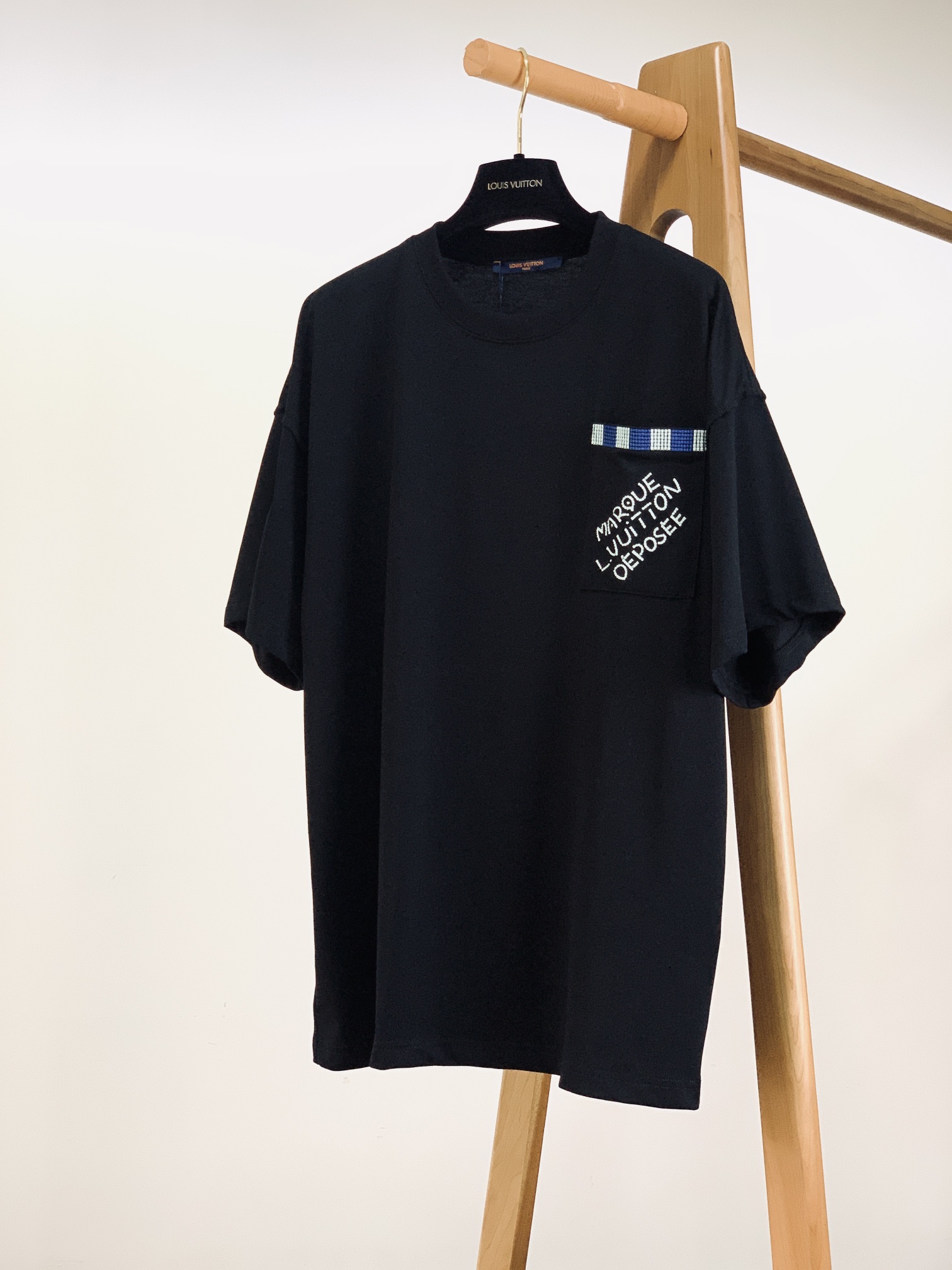 NO:119035,Louis Vuitton 2025SS Spring and Summer New Products Heavyweight Beautiful Products, Official Website Series. Casual Short-sleeved T-shirt, Fixed Micro Melt High-Stack Pure Cotton, Very Good Handsome, Embroidered Logo Pocket Decoration on the chest, Applied Labels on the back, Adding Three-dimensional, Clear and Rich Three-dimensional, First-class Workmanship, Os Loose Side-Shoulder-Lowered Style, Simple and Easy to Match, Men and Women's Styles, Two Colors Recommended ………………………………………………………………………………………………………………………………………………………………………………………………………………………………………………………………………………………………………………………………………………………………………………………………………………………………………………………………………………………………………………………………………………………………………………………………………………………………………………………………………………………………………………………………………………………………………………………………………………………………………………………………………………………………………………………………………………………………………………19860909LouisVuitton 路易威登 2025SS春夏新品 重磅级尤物单品,官网在售系列.休闲短袖T恤,定织微融感高支纯棉面料,手感非常好,胸前刺绣标识口袋装饰,背后贴布标识点缀,增加立体感,层次清晰丰富立体,做工一流, os落肩宽松版型,简约易搭配,男女同款,两色推荐 …………………………………………………… SizeXS-L,,louis vuitton,louis vuitton,T-shirt,tees，t-shirt,alexander wang,Men's clothing