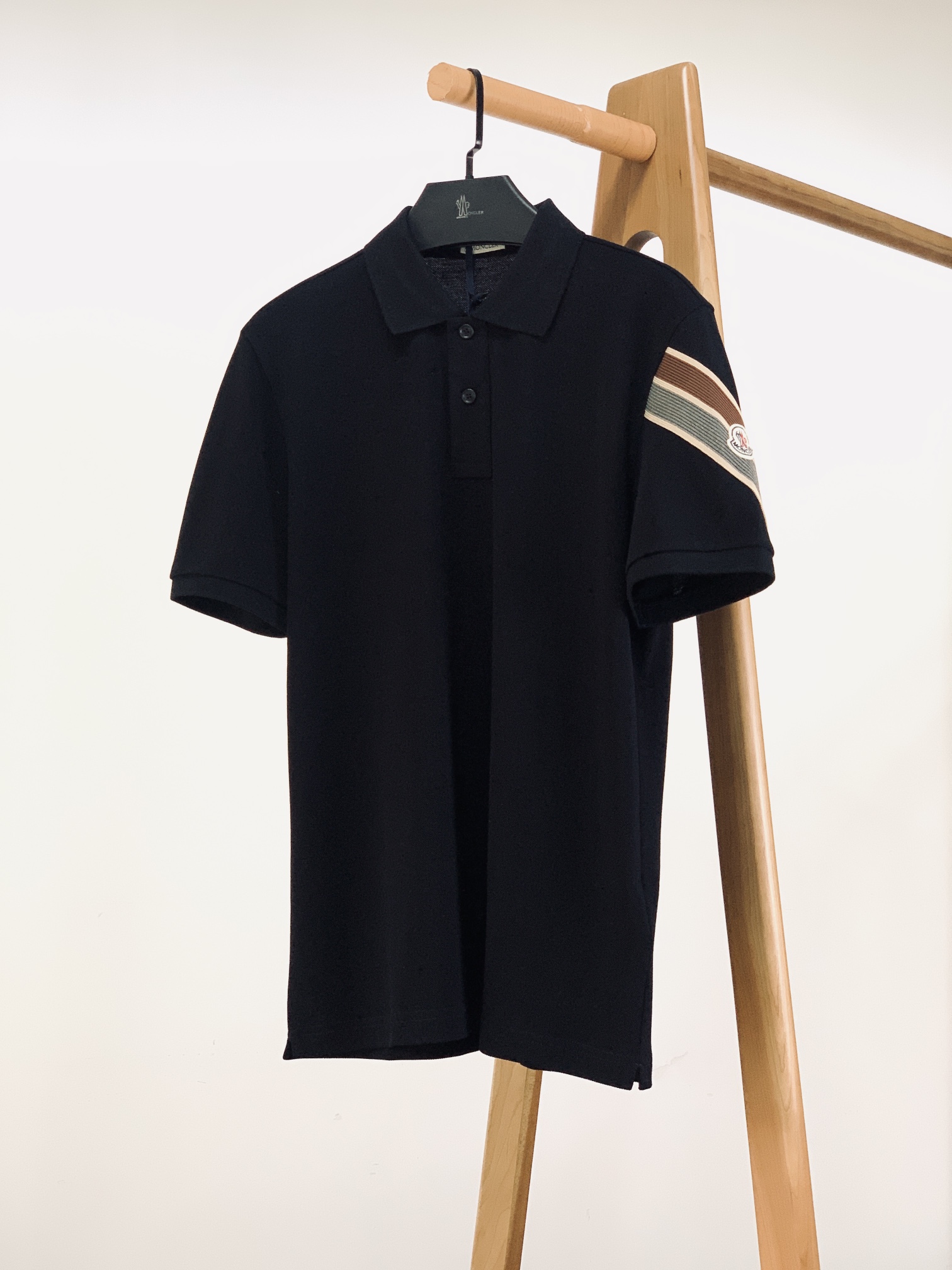 NO:119043,Moncler 2025SS Spring and Summer New Product Contrast Color Band Band Beaded Lapel Short T. Unconventional Fabric Cut and Sew, Woven with Jacquard like a sweater!  Imported mercerized cotton yarn, the same thickness as conventional beads, cool and breathable. High-difficulty jacquard woven hexagonal beads, large beads, stable and breathable. Delicate and delicate. Integrated cuff hem, wash without deformation. Contrasted sleeves with embroidered badges, customer-supplied hardware and accessories decoration, full-quality order, super positive style, casual business essential items, three-color recommendation S-size 66 bust 108 sleeve length 23 shoulder width 44.5 M-size 68 bust 112 sleeve length 24 shoulder width 46 L-size 70 bust 116 sleeve length 25 shoulder width 47.5 XL-size 72 bust 120 sleeve length 26 shoulder width 49 ……………………………………………………………………………………………………………………………………………………………………………………………………………………………………………………………………………………………………………………………………………………………………………………………………………………………………………………………………………………………………………………………………………………………………………………………………………………………………………………………………………………………………………………………………………………………………………………………………………  louboutin, Moncler, sweaters, alexander wang19860909Moncler 蒙口 2025SS春夏新品 撞色织带起脚珠地翻领短T. 非常规面料裁剪缝制 , 像毛衣一样横机提花织造！ 进口丝光棉纱线, 厚度和常规珠地一样 ,凉爽透气. 高难度提花织造六角珠迪,珠大,结构稳定透气. 精致细腻.一体成型袖口下摆,随便洗涤不变形.衣袖撞色织带搭配刺绣徽章标识,客供五金辅料装饰,全品相订单,版型超正,休闲商务必备单品,三色推荐 S码衣长66 胸围108 袖长23 肩宽44.5 M码衣长68 胸围112 袖长24 肩宽46 L码衣长70 胸围116 袖长25 肩宽47.5 XL码衣长72 胸围120 袖长26 肩宽49 …………………………………………………… SizeS-XL,,christian louboutin,Moncler,sweaters,alexander wang,Men's clothing