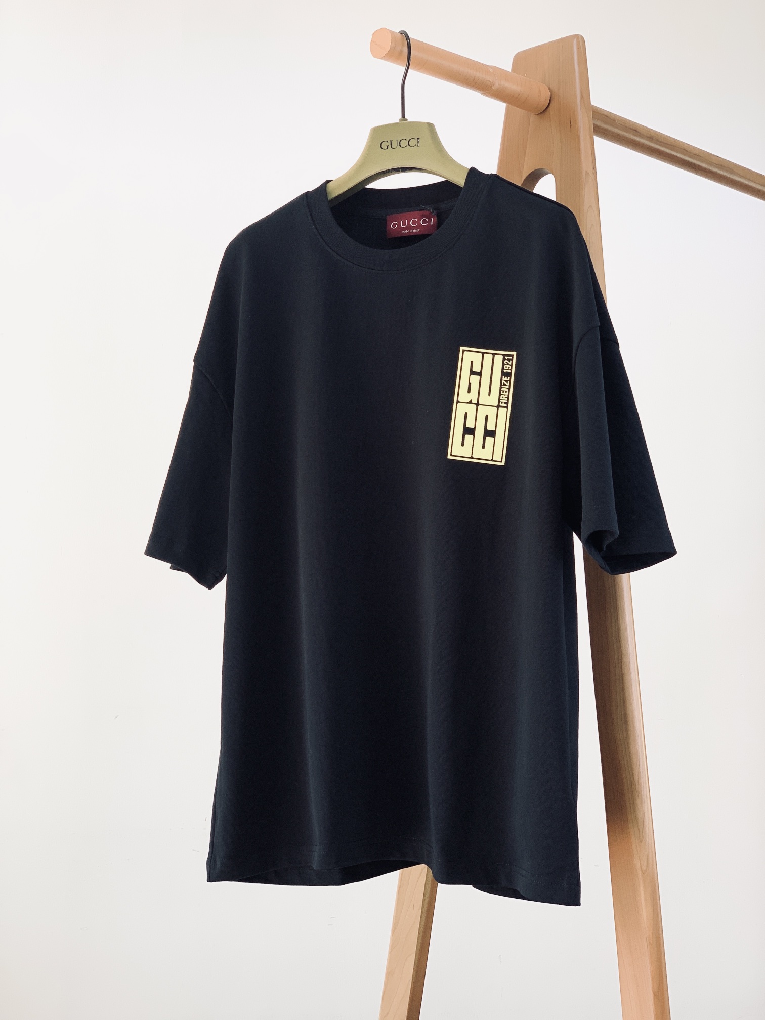 NO:119058,Gucci 2025SS Spring and Summer New Products Three-dimensional logo micro-contoured half-sleeved T-shirt, selected high-branch liquid ammonia cotton, with glutinous and skin-skinned, soft and tough. Liquid ammonia process processing, toughness and wrinkle resistance have been greatly improved. The micro-contour cut is very well-equipped, digital positioning logo printed logo pattern with clear contours and extremely high recognition. A must-have item for single wear and tear in autumn and winter, complete three standards, and two colors recommended …………………………………………………………………………………………………………………………………………………………………………………………………………………………………………………………………………………………………………………………………………………………………………………………………………………………………………………………………………………………………………………………………………………………………………………………………………………………………………………………………………………………………………………………………………………………………………………………………………………………………………………………………………………………………………………………………………………………………………………………………………………19860909Gucci 古驰 2025SS春夏新品 立体感logo微廓形半袖T恤,甄选高支液氨莫棉,手感面糯有骨感,柔而有韧性.液氨工艺处理,韧性和抗皱性能得到大幅度提高.微廓形剪裁很到位,前后数码定位标识印花标识图案,轮廓清晰,辨识度极高.秋冬单穿打底必备单品,三标齐全,两色推荐 …………………………………………………… SizeS-XL,,gucci,gucci,tees，t-shirt,alexander wang,Men's clothing