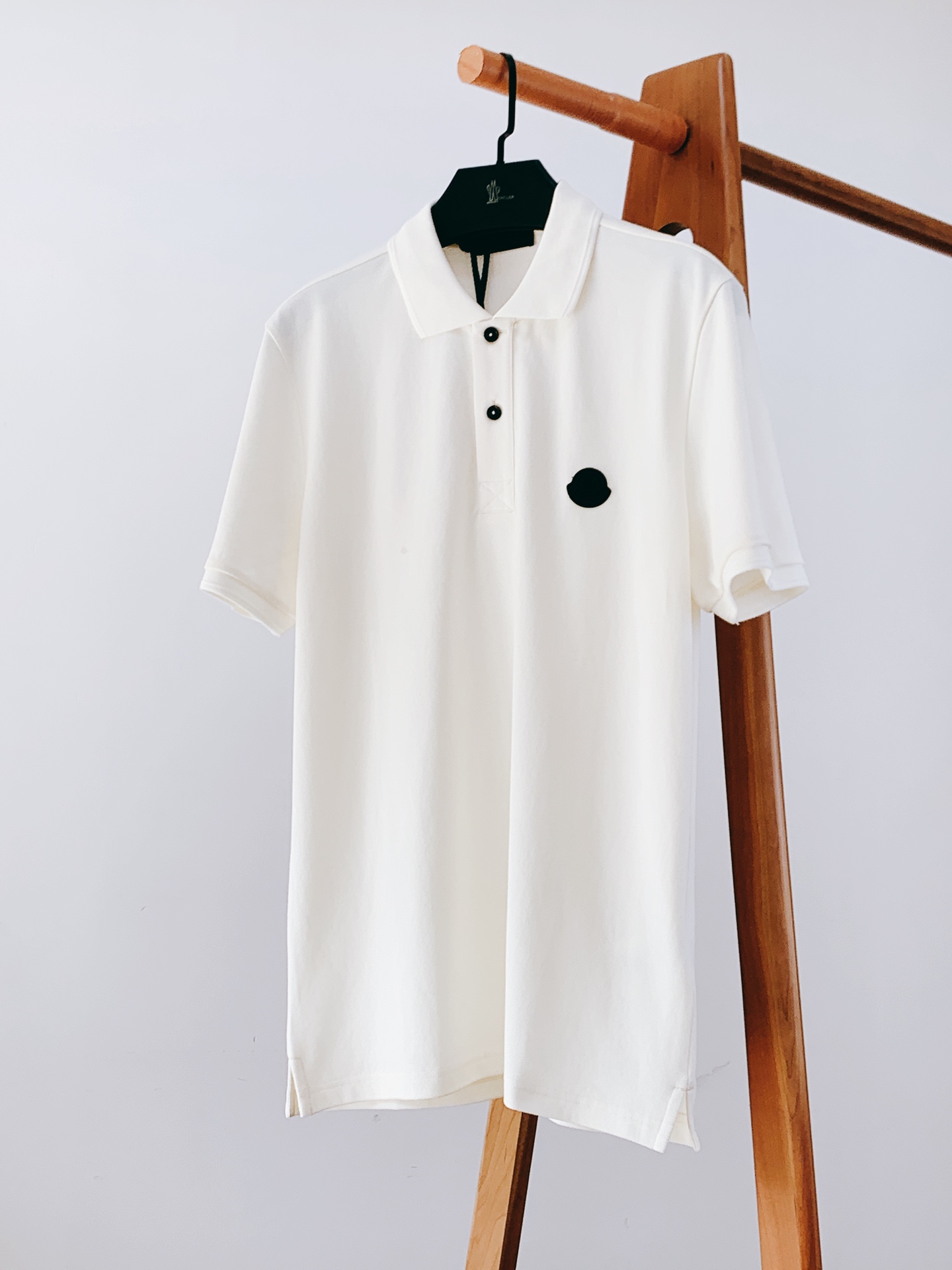 NO:119068,Moncler 2025SS spring and summer new product Lapel badge Polo short sleeves, this Polo shirt is made of high-end cotton bead floor fabric, which is a timeless design item suitable for all seasons. Classic style, classic Mengjia iconic print on the chest, the sleeves are decorated with silicone logo, and the Beidian buttons are engraved with Mengjia English letters, openings, original 1:1 development, three standards are complete, differentiated from the market version, business and casual, and high-end wear on the outside and inside. Four colors recommended S-size clothes 70 bust 102 sleeve length 23 shoulder width 44.5 M-size clothes 72 bust 106 sleeve length 24 shoulder width 46 L-size clothes 74 bust 110 sleeve length 25 shoulder width 47.5 XL-size clothes 76 bust 114 sleeve length 26 shoulder width 49 ………………………………………………………………………………………………………………………………………………………………………………………………………………………………………………………………………………………………………………………………………………………………………………………………………………………………………………………………………………………………………………………………………………………………………………………………………………………………………………………………………………………………………………………………………………………  SizeS-XL, christian louboutin, Moncler, T-shirt, alexander wang19860909Moncler 蒙口 2025SS春夏新品 翻领徽章Polo短袖,这款Polo衫采用高端棉质珠地面料制成,是适合各种季节的隽永设计单品.经典款式,胸前有经典蒙家标志性印花,袖子饰有硅胶标识,贝店纽扣刻有蒙家英文字母,开口,原版1:1开发,三标齐全,区别市场版本,商务休闲,外穿内搭都高档次.四色推荐 S码衣长70 胸围102 袖长23 肩宽44.5 M码衣长72 胸围106 袖长24 肩宽46 L码衣长74 胸围110 袖长25 肩宽47.5 XL码衣长76 胸围114 袖长26 肩宽49 …………………………………………………… SizeS-XL,,christian louboutin,Moncler,T-shirt,alexander wang,Men's clothing