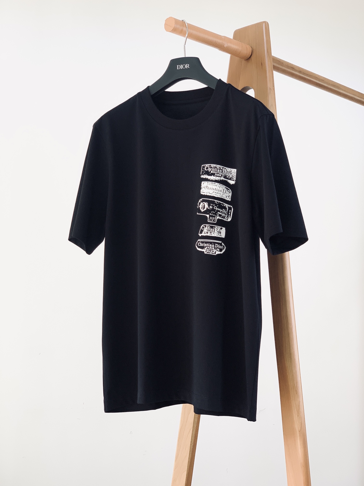 NO:119061,Dior Homme Flocking Printed T-shirt, this T-shirt is decorated with Dior Archives Labels logo, reinterpreting the Dior label in 3D printed version. It is carefully crafted from white cotton jersey fabric, with a loose fit, and a flocking logo on the chest. It can be matched with wide-leg shorts. The same style as men and women, two colors recommended ……………………………………………………………………………………………………………………………………………………………………………………………………………………………………………………………………………………………………………………………………………………………………………………………………………………………………………………………………………………………………………………………………………………………………………………………………………………………………………………………………………………………………………………………………………………………………………………………………………………………………………………………………………………………………………………………………………………………………………………………………………………………………………………………………………………………………………………………………19860909Dior Homme 迪奥·桀傲 植绒印花T恤,这款T恤饰以 Dior Archives Labels标志,以3D 印花版本重新诠释 Dior 标签.采用白色棉质平纹针织面料精心制作,宽松版型,胸前饰以植绒标志.可与阔腿短裤搭配.男女同款,两色推荐 …………………………………………………… SizeM-3XL,,dior,dior,shorts,tees，t-shirt,alexander wang,Men's clothing