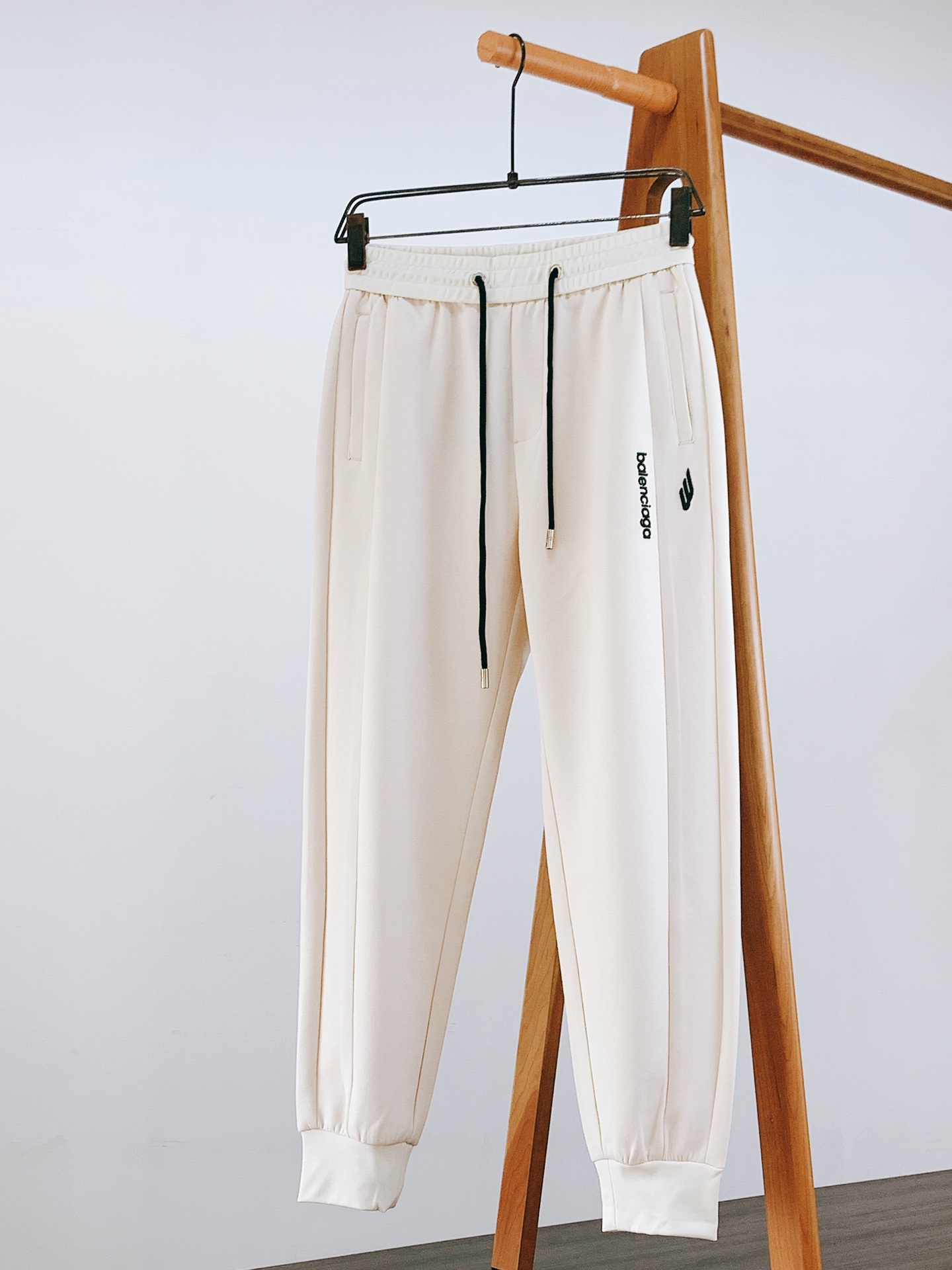 NO:119057,Balenciaga 2025SS early spring new product drawstring embroidered casual trousers, customized dyed pure cotton fabric, comfortable and breathable, excellent texture, precision needle embroidery logo, patch logo embellishment, customer-supplied hardware and auxiliary materials decoration, inner edge parking space, exquisite craftsmanship, sports and leisure in one, impeccable first-class design, super positive style, super handsome upper body, recommended two colors …………………………………………………………………………………………………………………………………………………………………………………………………………………………………………………………………………………………………………………………………………………………………………………………………………………………………………………………………………………………………………………………………………………………………………………………………………………………………………………………………………………………………………………………………………………………………………………………………………………………………………………………………………………………………………………………………………………………………………………………………………………………………………………………………………………………………………19860909巴黎世家 2025SS早春新品 抽绳刺绣休闲卫裤,定制定染纯棉面料打造,舒适透气,质地超赞,精工密针刺绣标识,贴布标识点缀,客供五金辅料装饰,内里包边车位,工艺精湛,运动休闲于一身,无可挑剔的一流设计,版型超正,上身超级帅气,两色推荐 …………………………………………………… SizeM-3XL,,balenciaga,alexander wang,Men's clothing