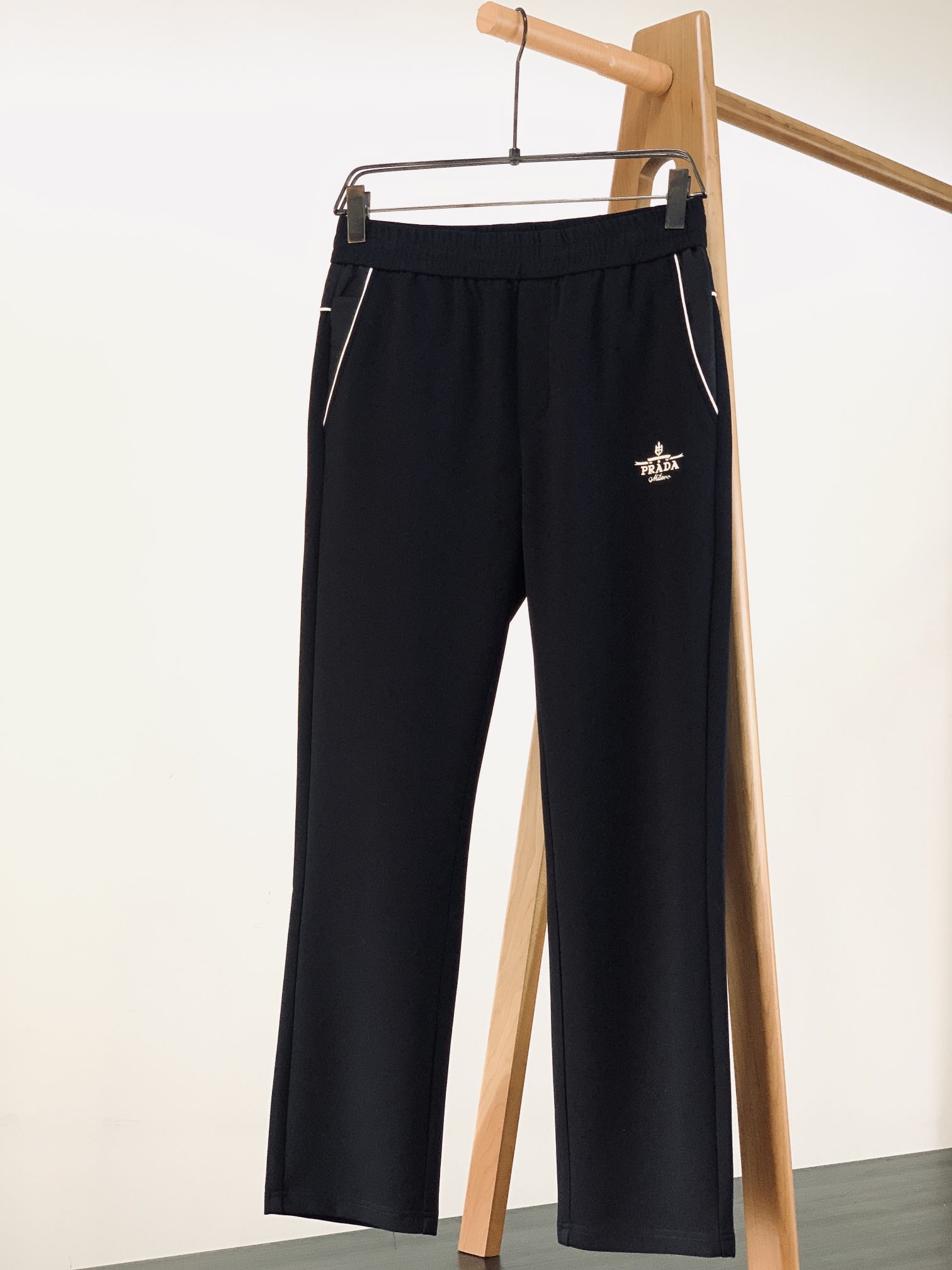 NO:119064,Prada 2025SS early spring new product straight drawstring embroidered casual pants Fashion series, unique composition design, drawstring casual pants Start ordering dyeing and spinning. A large domestic manufacturer exports to Japan and supplies fabrics from several top brands. It feels soft and glutinous, quite wide and stylish, solving the problem of washing and discoloration. The pants are neat and atmospheric, and the upper body looks superb and handsome. ……………………………………………………………………………………………………………………………………………………………………………………………………………………………………………………………………………………………………………………………………………………………………………………………………………………………………………………………………………………………………………………………………………………………………………………………………………………………………………………………………………………………………………………………………………………………………………………………………………………………………………………………………………………………………………………………………………………………………………………………………………………………………………………………………………………………………19860909Prada 普拉达 2025SS早春新品 直筒抽绳刺绣休闲裤 时尚系列,独特拼料设计,抽绳休闲裤 订纱开始订染和订纺. 国内某大厂出口日本 和供应几大顶级品牌的面料. 手感软糯 , 挺阔有型 , 解决 , 洗涤变色的问题. 裤型利落大气 , 上身显高超帅. …………………………………………………… SizeM-3XL,,prada,prada,alexander wang,Men's clothing