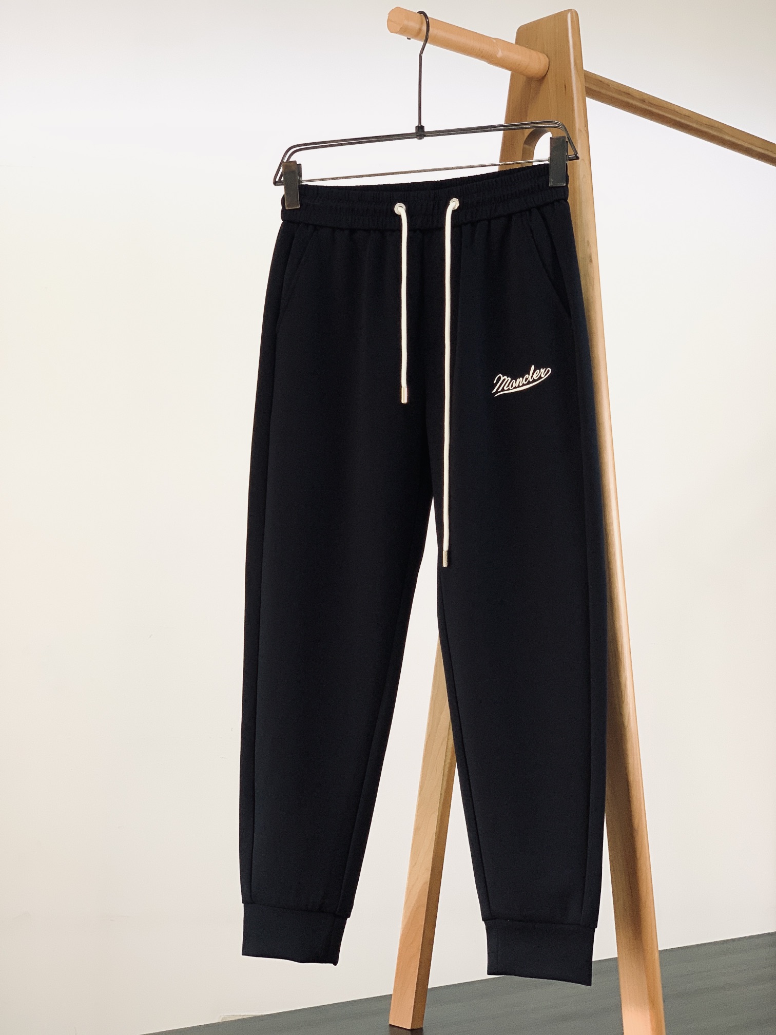 NO:119049,Moncler 2025SS early spring new product embroidered drawstring casual pants Fashion series, unique design, drawstring casual pants Start ordering dyeing and spun. A large domestic manufacturer exports to Japan and supplies fabrics from several top brands. It feels soft and glutinous, quite wide and stylish, solving the problem of washing and discoloration. The pants are neat and atmospheric, and the upper body looks superb and handsome ……………………………………………………………………………………………………………………………………………………………………………………………………………………………………………………………………………………………………………………………………………………………………………………………………………………………………………………………………………………………………………………………………………………………………………………………………………………………………………………………………………………………………………………………………………………………………………………………………………………………………………………………………………………………………………………………………………………………………………………………………………………………………………………………………………………………………………19860909Moncler 蒙口 2025SS早春新品 刺绣抽绳休闲裤 时尚系列,独特设计,抽绳休闲长裤 订纱开始订染和订纺. 国内某大厂出口日本 和供应几大顶级品牌的面料. 手感软糯 , 挺阔有型 , 解决 , 洗涤变色的问题. 裤型利落大气 , 上身显高超帅 …………………………………………………… SizeM-3XL,,christian louboutin,Moncler,alexander wang,Men's clothing