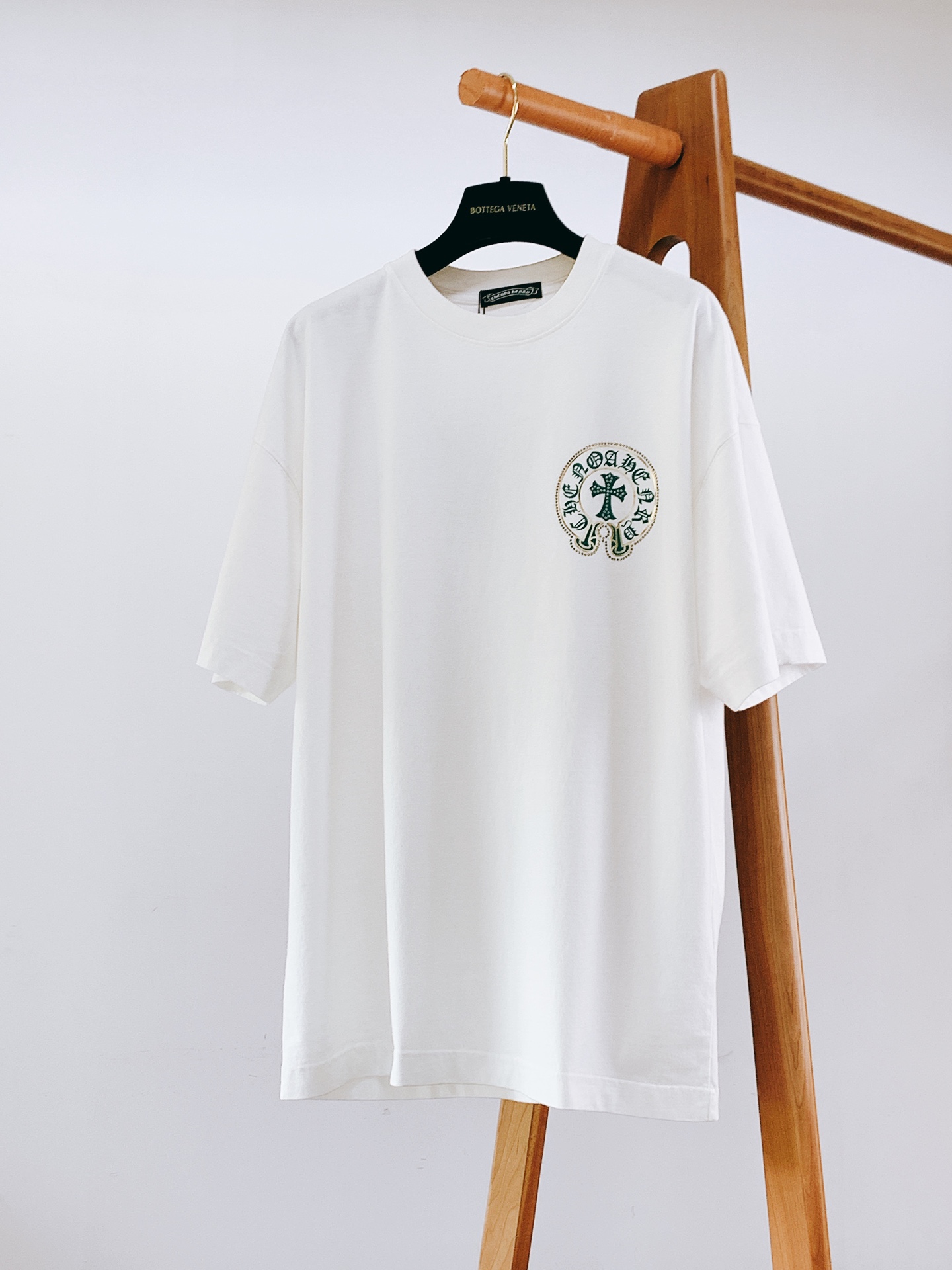 NO:119052,Chrome Hearts 2025SS spring and summer new retro diamond printing craft short-sleeved T-shirt. Nebula Sanskrit really brightens my eyes~ Heavy industry diamond printing technology on chest, clear patterns and bright colors. The fabric is made of 330 grams. Thickened cotton fabric, comfortable and breathable, high-grilling short-sleeved, stylish and comfortable, washable and durable, it is really great~ Men and women's same style, round neck versatile style, can be easily controlled no matter what is matched. This T-shirt is not only fashionable, but also comfortable and versatile. The upper body is very cool, and the two colors are recommended …………………………………………………………………………………………………………………………………………………………………………………………………………………………………………………………………………………………………………………………………………………………………………………………………………………………………………………………………………………………………………………………………………………………………………………………………………………………………………………………………………………………………………………………………………………………………………………………………………………………………………………………………………………………………………………………………………………19860909Chrome Hearts 克罗心 2025SS春夏新款 复古烫钻印花工艺短袖T恤. 星云梵文真的让我眼前一亮~ 胸前重工烫钻印花技术,图案清晰,色彩鲜艳. 面料采用330克.加厚纯棉面料,舒适透气,高克重短袖,有型又舒适,耐洗耐穿,真的是太棒辣~ 男女同款,圆领百搭版型,无论搭配什么都能轻松驾驭,这款T恤,不仅潮流时尚,还舒适百搭.上身炫酷十足,两色推荐 …………………………………………………… SizeXS-L,,chrome hearts,chrome hearts,T-shirt,tees，t-shirt,alexander wang,Men's clothing