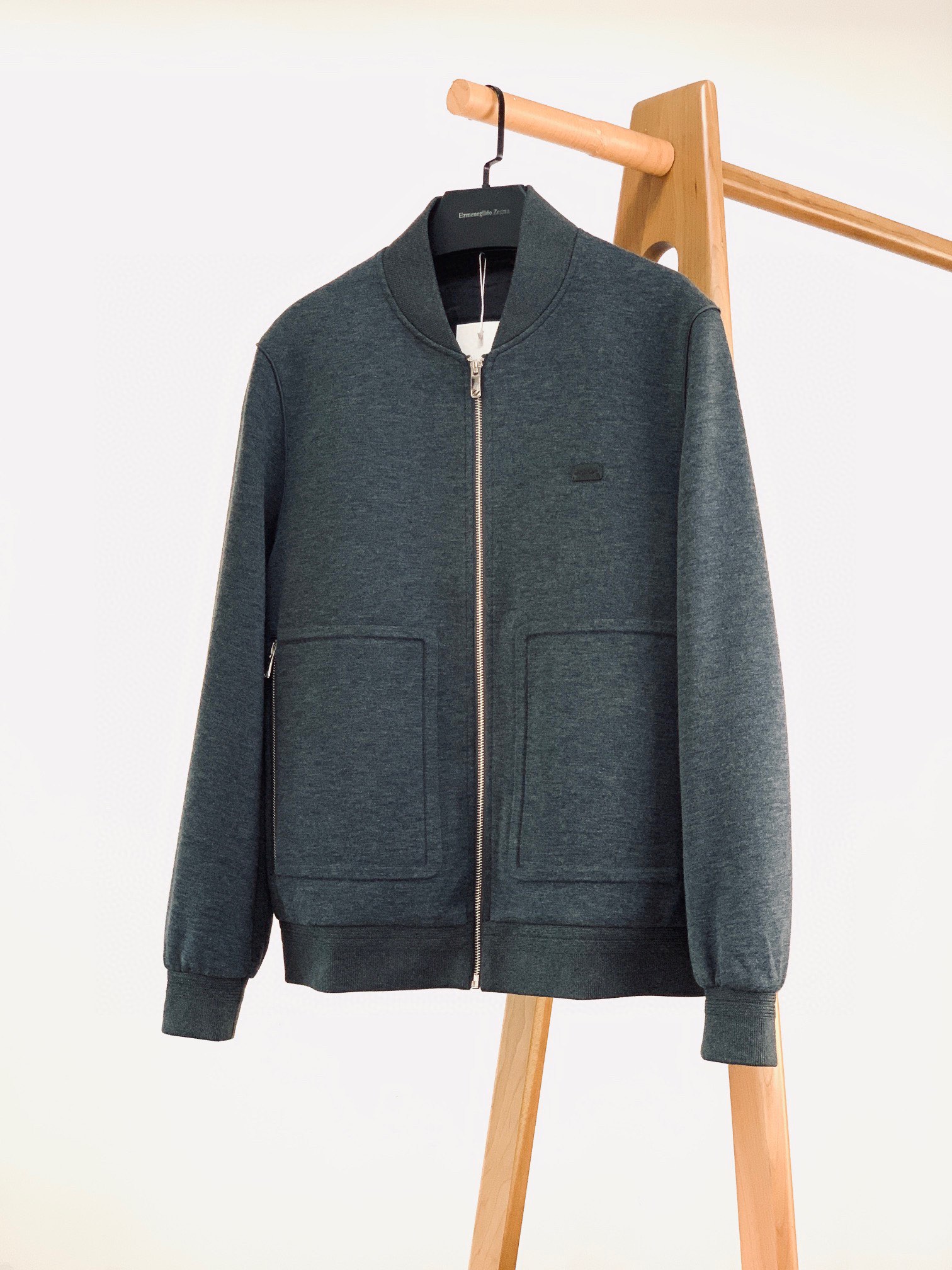 NO:119055,Ermenegildo Zegna casual jacket, high-end first-line ready-to-wear series!  The high-end classic business and leisure series, the whole design is presented in a minimalist way. The fabrics and auxiliary materials are all supplied by customers. The Italian century-old workshop is made of fixed weaving and dyeing. It is mixed with a certain proportion of silk material to create an excellent touch, with invincible texture and excellent breathability!  The upper body is fashionable and versatile, suitable for everyday outfits, and the mix and match compatibility space is extremely high. It can control any occasion, business commuting, official law, street leisure, etc. The upper body effect is capable and stylish, and the wardrobe business leisure is excellent and has a high attendance rate!  Can be encountered but hard to find. Three-color recommendation ………………………………………………………………………………………………………………………………………………………………………………………………………………………………………………………………………………………………………………………………………………………………………………………………………………………………………………………………………………………………………………………………………………………………………………………………………………………………………………………………………………………………………………………………………………………………………………………………………………………………………………………………………………………………………………………………………………………………………………………………………………………………………………………………………………………………………………………………………………………………………………………………………………………………………………………………………………………………………………………………………………………………………………19860909Ermenegildo Zegna 杰尼亚 休闲夹克外套,高端一线成衣系列！高端经典商务休闲系列,通体的设计以极简方式呈现.面料与辅料皆为客供,意大利百年工坊定织定染而成,混合一定比例真丝材质,缔造出极为出色的触感,质感无敌细腻,透气性优越！上身时尚百搭,符合日常各种穿搭,混搭兼容空间极高,驾驭任何场合,商务通勤、公务律政、出街休闲等,上身效果干练有型,衣橱商务休闲绝佳的高出勤率！可遇而不可求.三色推荐 …………………………………………………… SizeM-3XL,,zegna,jackets & coats,jackets & coats,real silk,alexander wang,Men's clothing