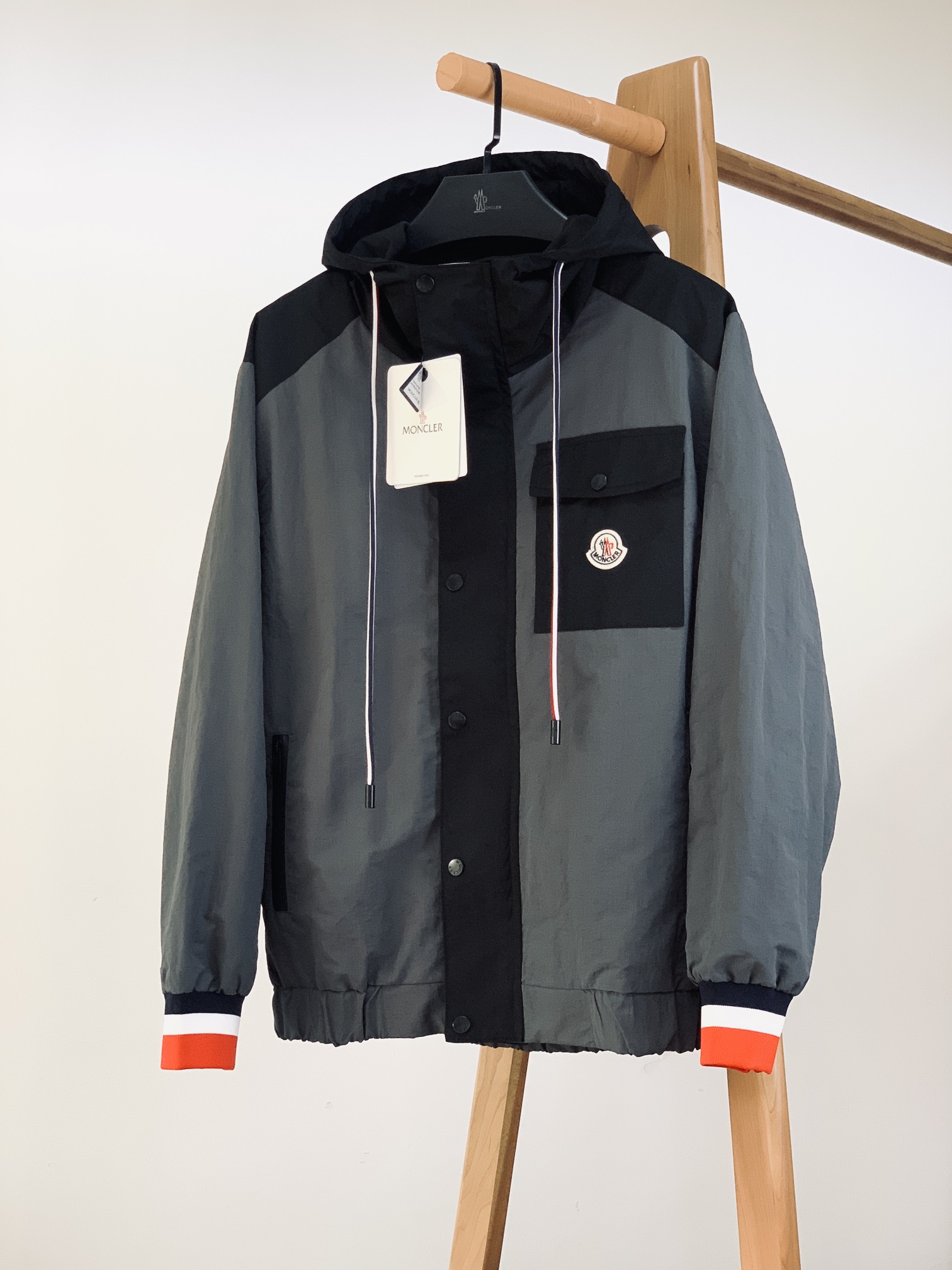 P330 Prada 2026 chaqueta con capucha nueva primavera. La capa exterior de esta chaqueta es de fibra de poliéster súper …
