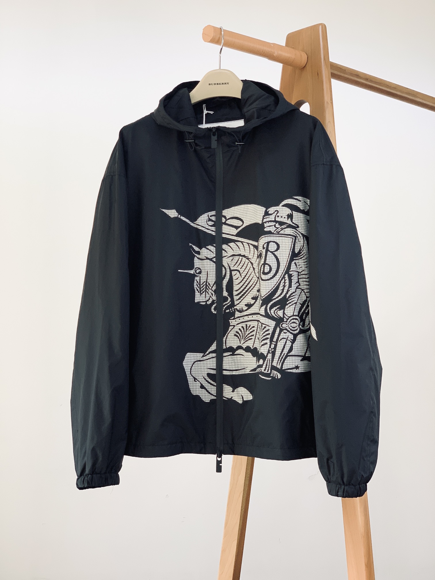 NO:132136,Burberry Equestrian Knight logo nylon jacket, the fabric is made of high-quality nylon fabric, with lightness, wear resistance, wind and waterproof properties, and special waterproof coating treatment technology is used in the fabric treatment to enhance its waterproof performance. The equestrian Knight logo and b-shaped zipper head are decorated on the jacket through glue printing, highlighting the brand's characteristics. The printing treatment uses environmentally friendly and washable pigments to ensure the printing is long-lasting and bright. The overall wiring is straight and delicate, the fabric is comfortable and soft, and the color is consistent and there is no color difference. It can be matched with the same style to create a fashionable look, and can handle various occasions, customize auxiliary materials, complete three standards, and the same style for men and women. S-size clothes length 66 bust 120 shoulder width 58 M-size clothes length 67 bust 124 shoulder width 59 L-size clothes length 68 bust 128 shoulder width 60 XL-size clothes length 69 bust 132  Shoulder width 61 …………………………………………………………………………………………… SizeS-XL, burberry, burberry, jackets & coats, jackets & coats, alexander wang19860909Burberry 巴宝莉 马术骑士徽标尼龙外套,面料由高品质的尼龙面料,具有轻盈、耐磨、防风防水等特性,在面料处理上,采用特殊的防水涂层处理技术,以增强其防水性能.通过胶浆印花将马术骑士徽标和b字型拉链头装饰在夹克上,彰显品牌特色.印花处理采用环保、耐洗的颜料,确保印花持久、鲜艳.整体走线平直细腻,面料舒适柔软,颜色一致无色差 能与同款搭配营造时尚造型,驾驭各种场合,定制辅料,三标齐全,男女同款 S码衣长66 胸围120 肩宽58 M码衣长67 胸围124 肩宽59 L码衣长68 胸围128 肩宽60 XL码衣长69 胸围132 肩宽61 …………………………………………………… SizeS-XL,,burberry,burberry,jackets & coats,jackets & coats,alexander wang,Men's clothing