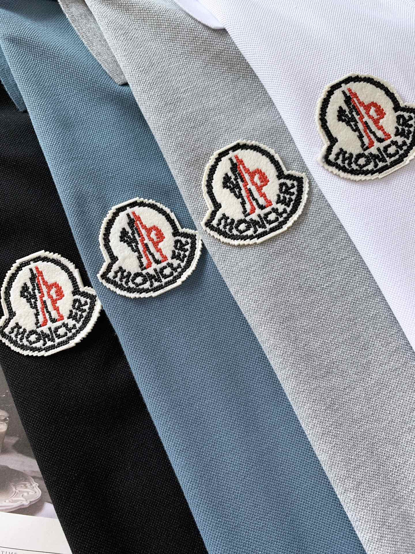 
Moncler 蒙口 2025SS春夏新品 
翻领徽章Polo短袖，这款Polo衫采用高端棉质珠地面料