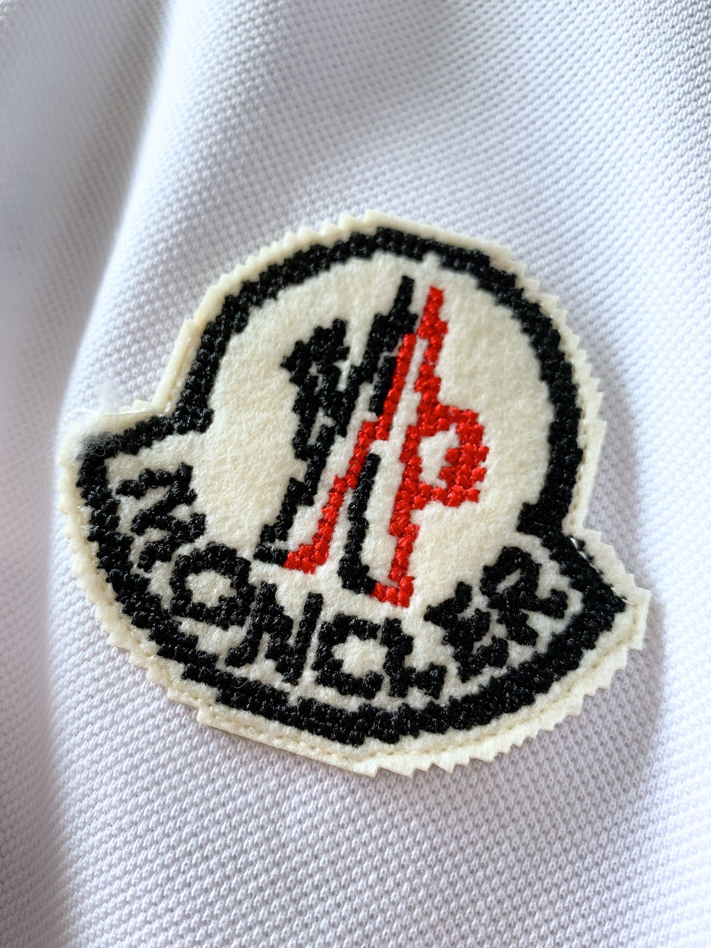 
Moncler 蒙口 2025SS春夏新品 
翻领徽章Polo短袖，这款Polo衫采用高端棉质珠地面料