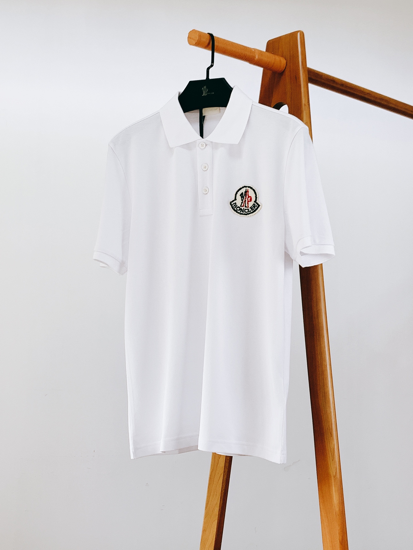 
Moncler 蒙口 2025SS春夏新品 
翻领徽章Polo短袖，这款Polo衫采用高端棉质珠地面料