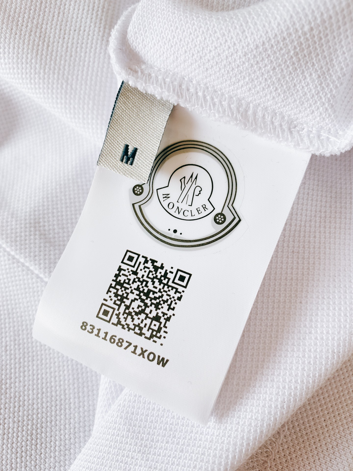 
Moncler 蒙口 2025SS春夏新品 
翻领徽章Polo短袖，这款Polo衫采用高端棉质珠地面料