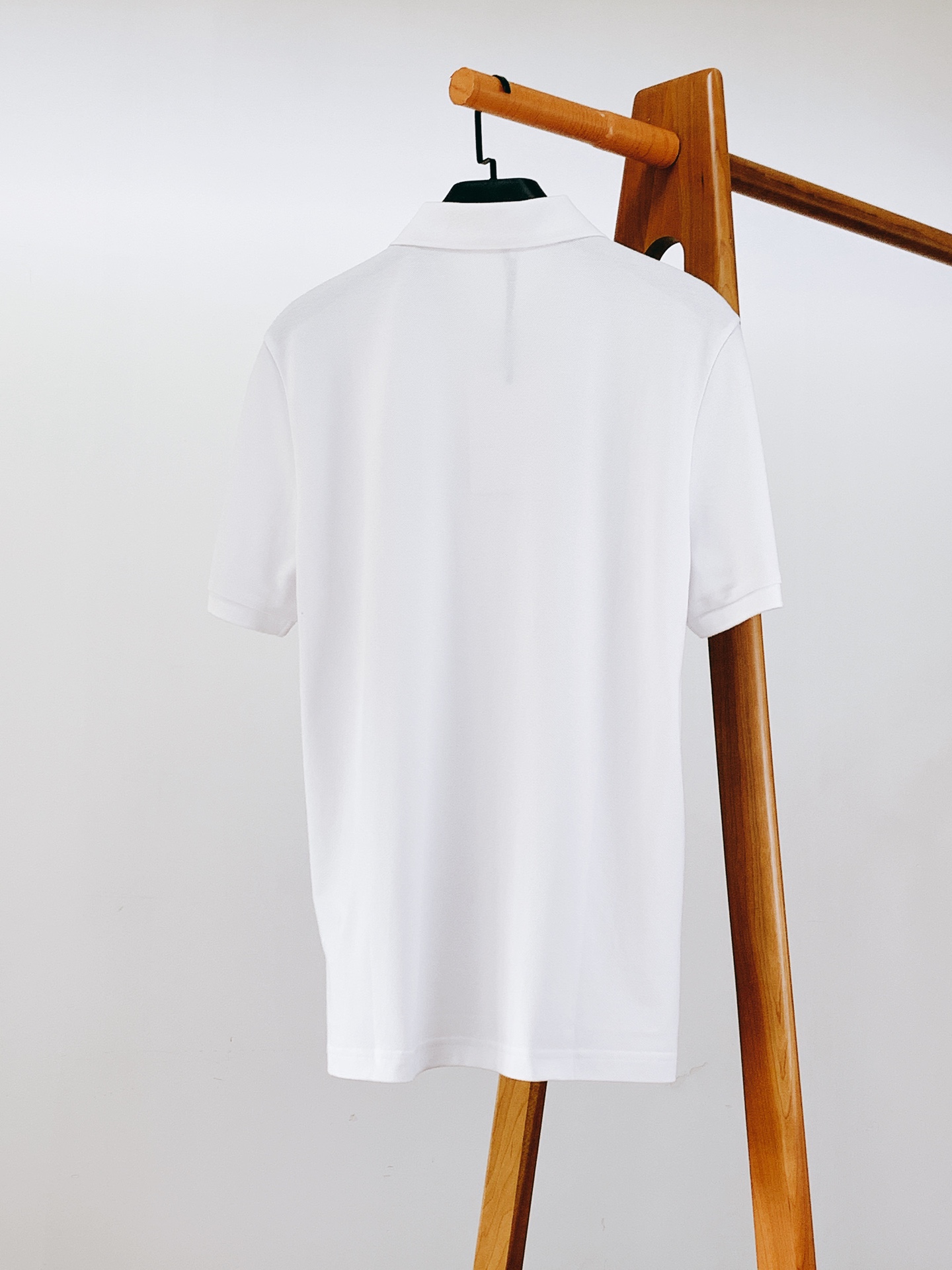 
Moncler 蒙口 2025SS春夏新品 
翻领徽章Polo短袖，这款Polo衫采用高端棉质珠地面料