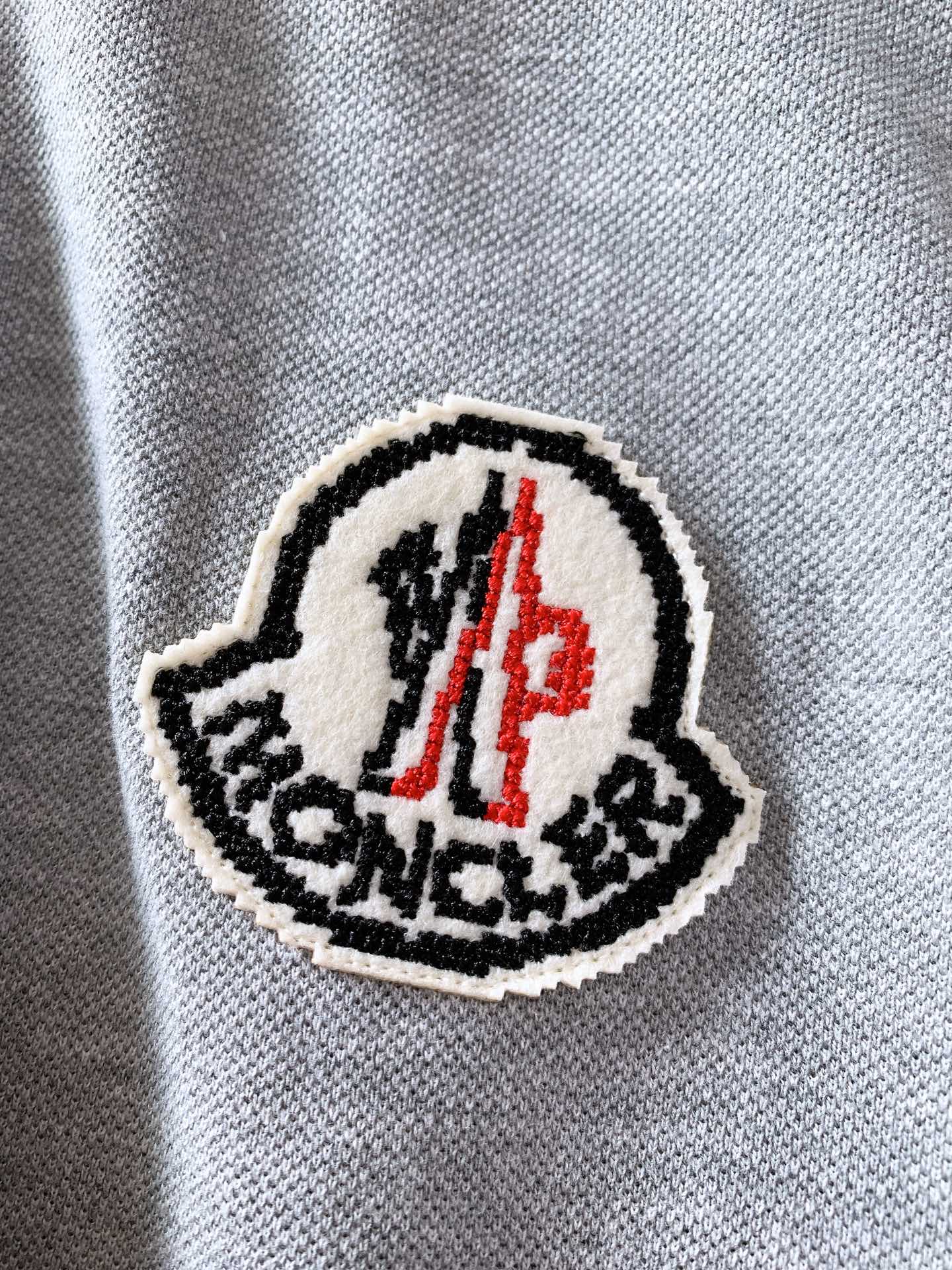 
Moncler 蒙口 2025SS春夏新品 
翻领徽章Polo短袖，这款Polo衫采用高端棉质珠地面料