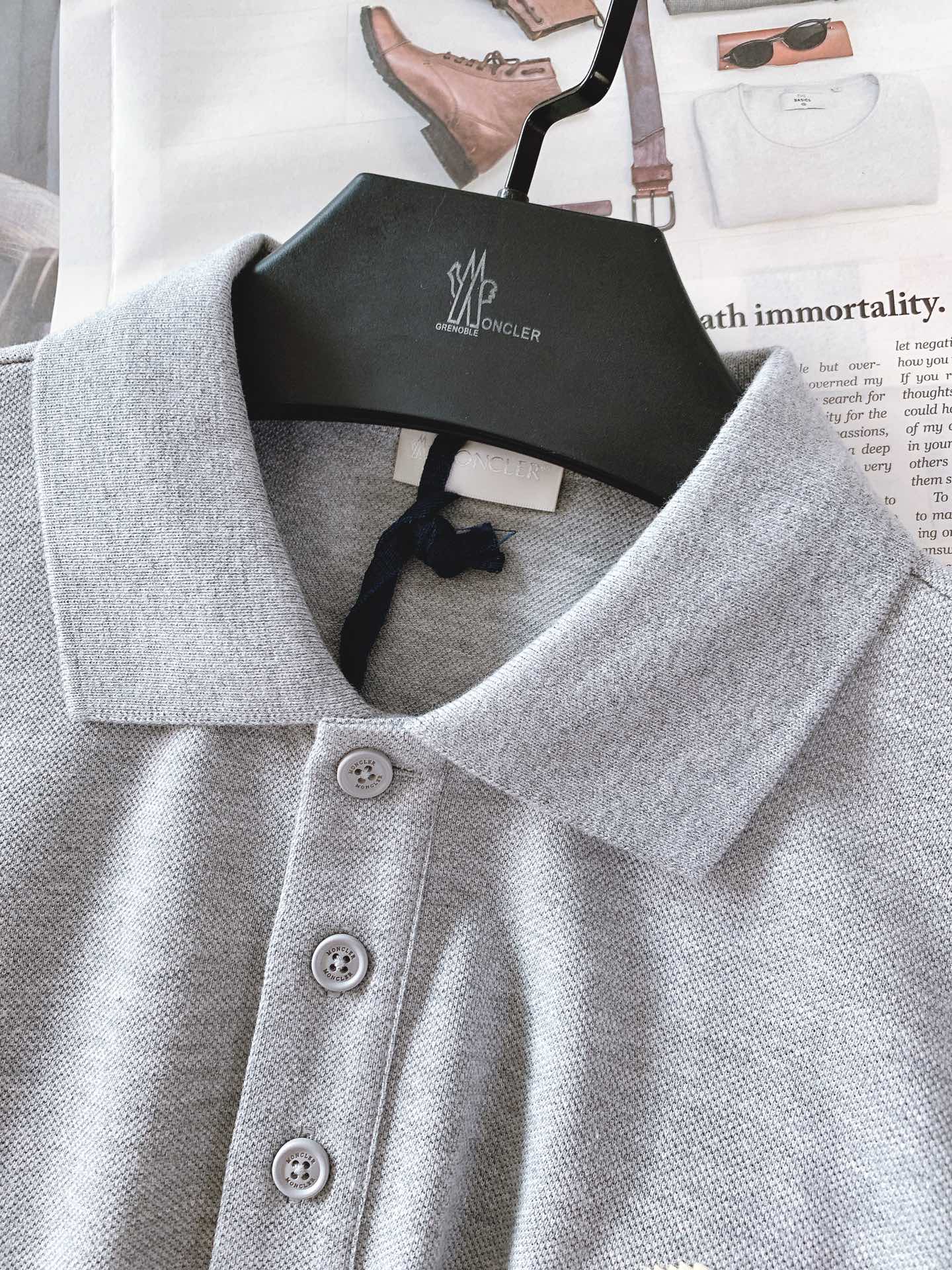 
Moncler 蒙口 2025SS春夏新品 
翻领徽章Polo短袖，这款Polo衫采用高端棉质珠地面料