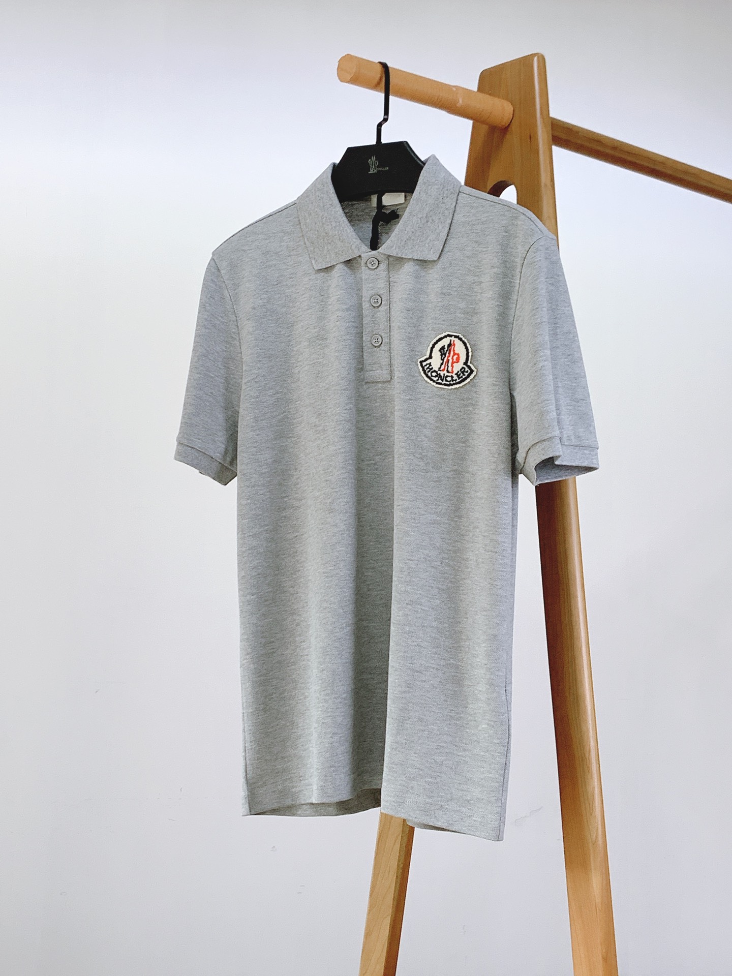 
Moncler 蒙口 2025SS春夏新品 
翻领徽章Polo短袖，这款Polo衫采用高端棉质珠地面料