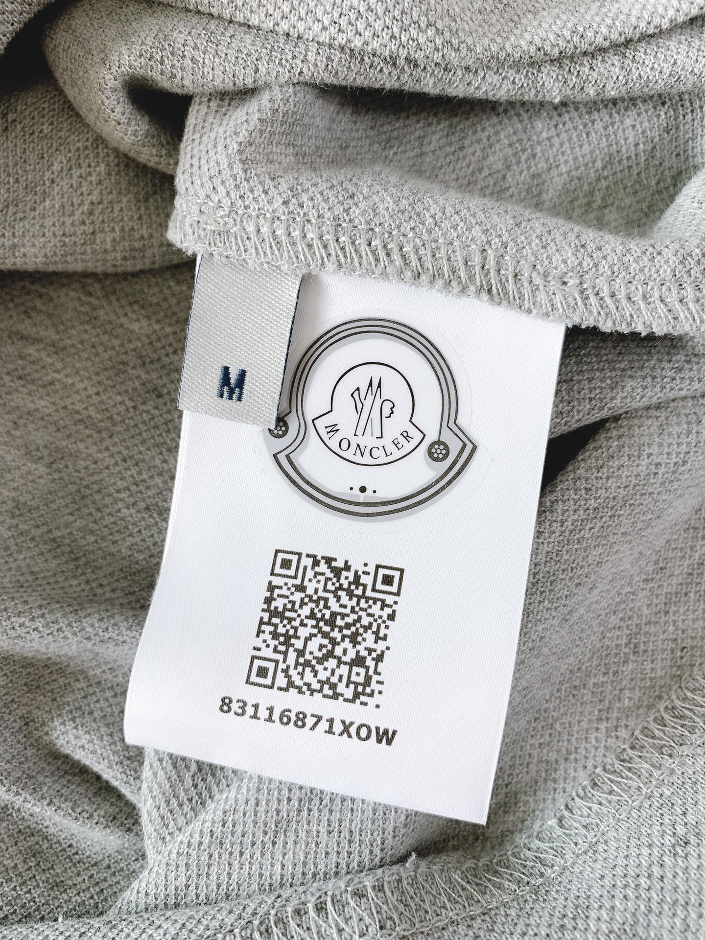
Moncler 蒙口 2025SS春夏新品 
翻领徽章Polo短袖，这款Polo衫采用高端棉质珠地面料