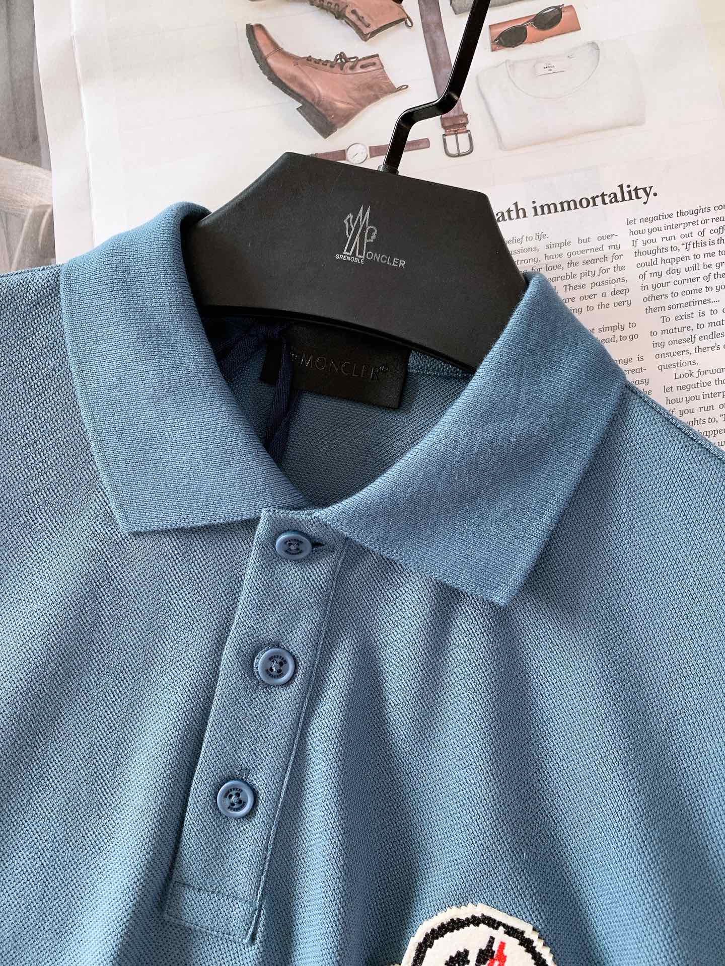 
Moncler 蒙口 2025SS春夏新品 
翻领徽章Polo短袖，这款Polo衫采用高端棉质珠地面料