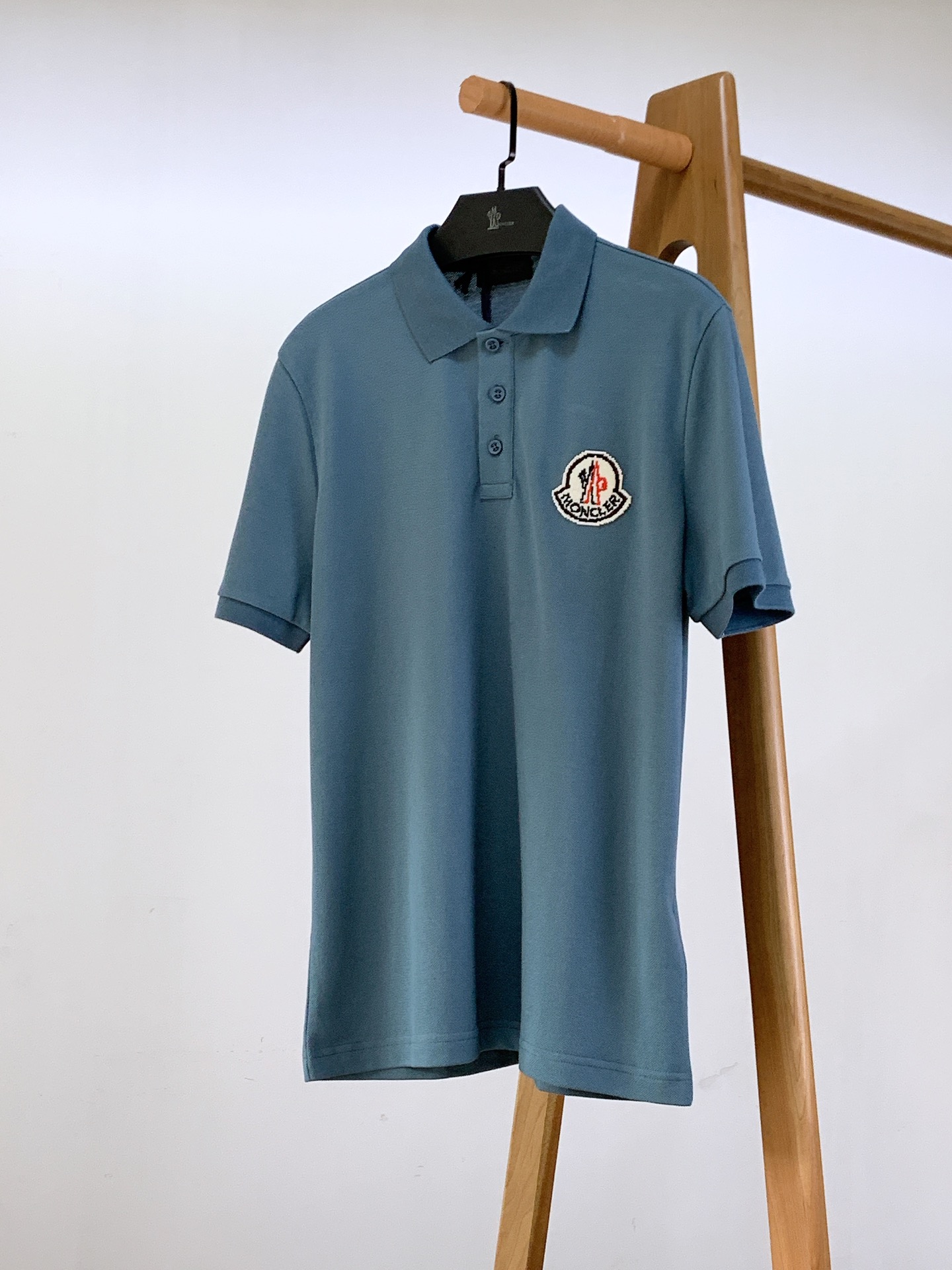 
Moncler 蒙口 2025SS春夏新品 
翻领徽章Polo短袖，这款Polo衫采用高端棉质珠地面料