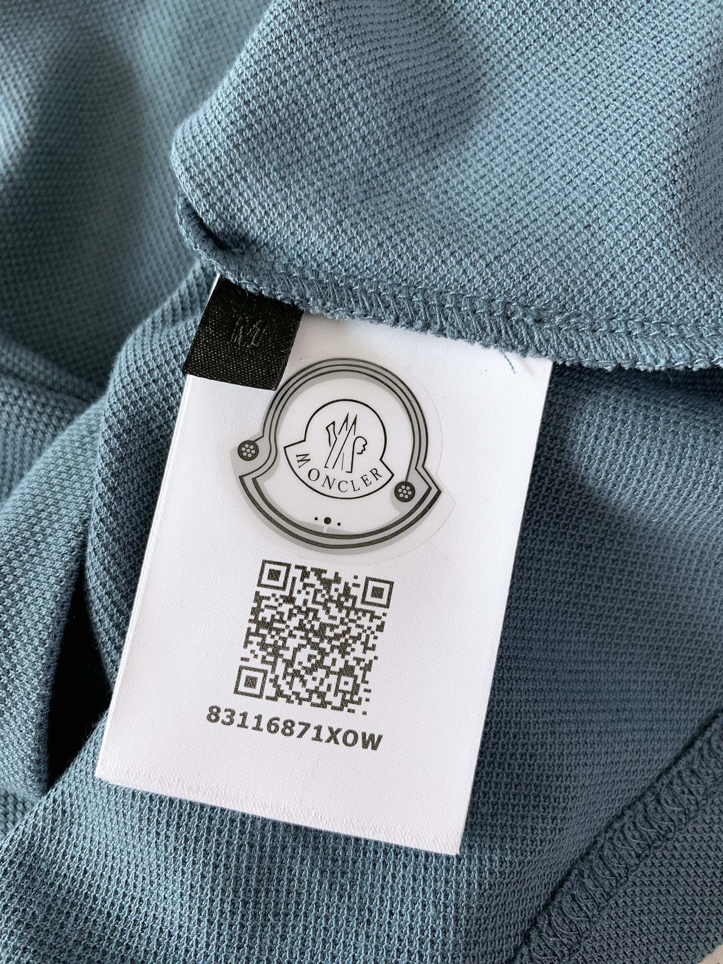 
Moncler 蒙口 2025SS春夏新品 
翻领徽章Polo短袖，这款Polo衫采用高端棉质珠地面料