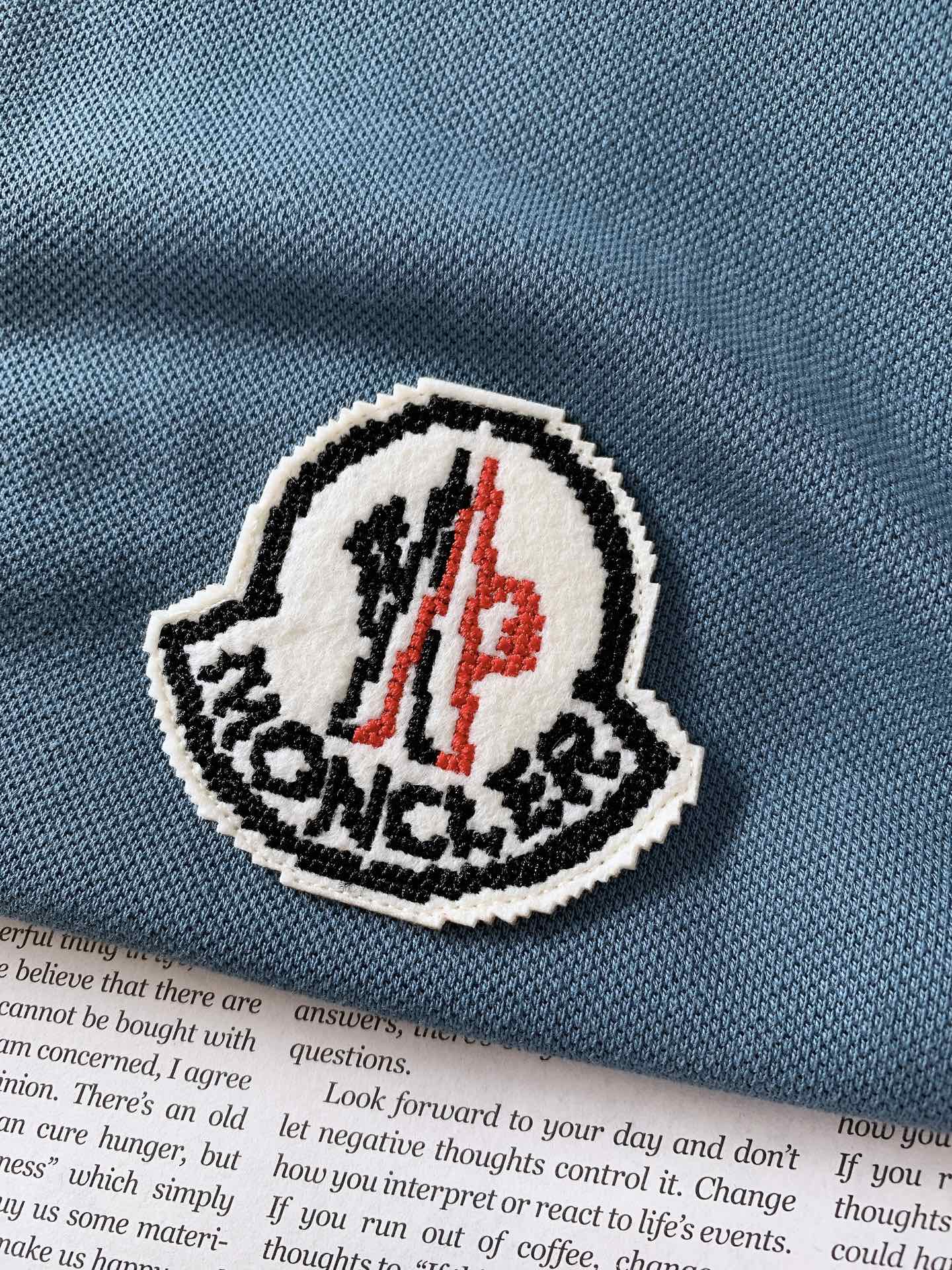 
Moncler 蒙口 2025SS春夏新品 
翻领徽章Polo短袖，这款Polo衫采用高端棉质珠地面料