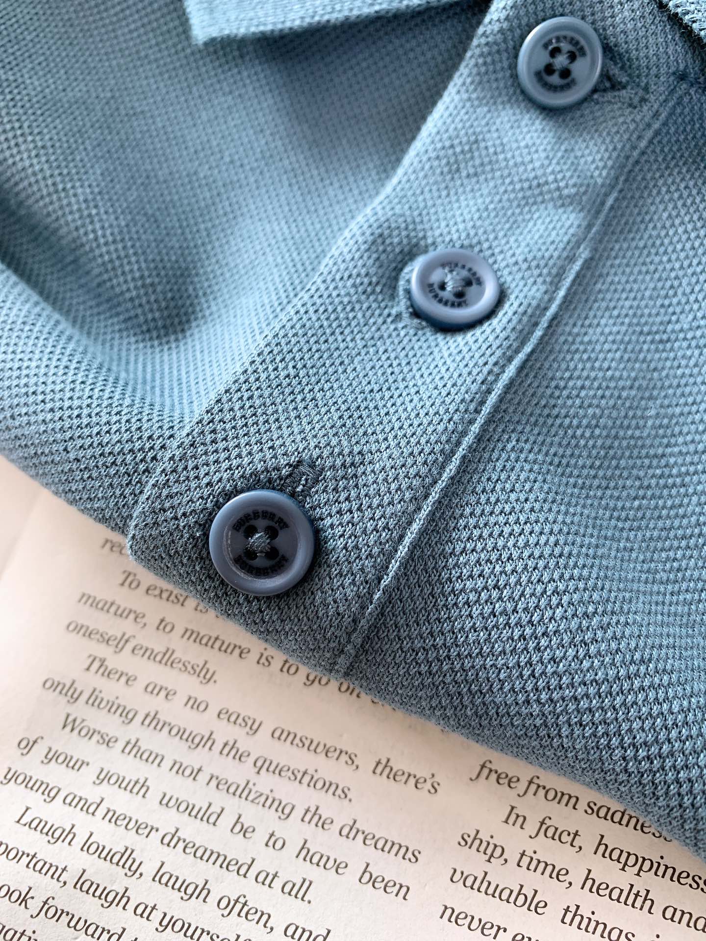 
Moncler 蒙口 2025SS春夏新品 
翻领徽章Polo短袖，这款Polo衫采用高端棉质珠地面料