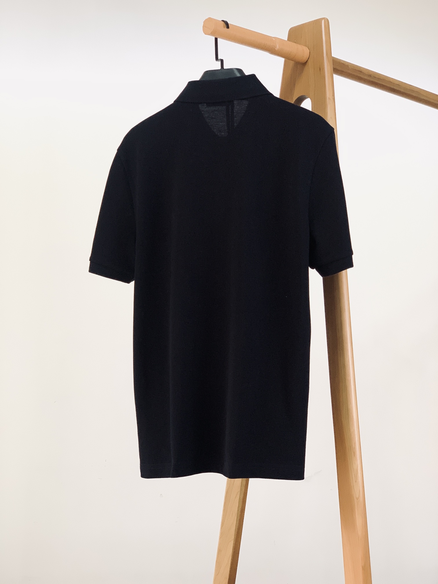 
Moncler 蒙口 2025SS春夏新品 
翻领徽章Polo短袖，这款Polo衫采用高端棉质珠地面料