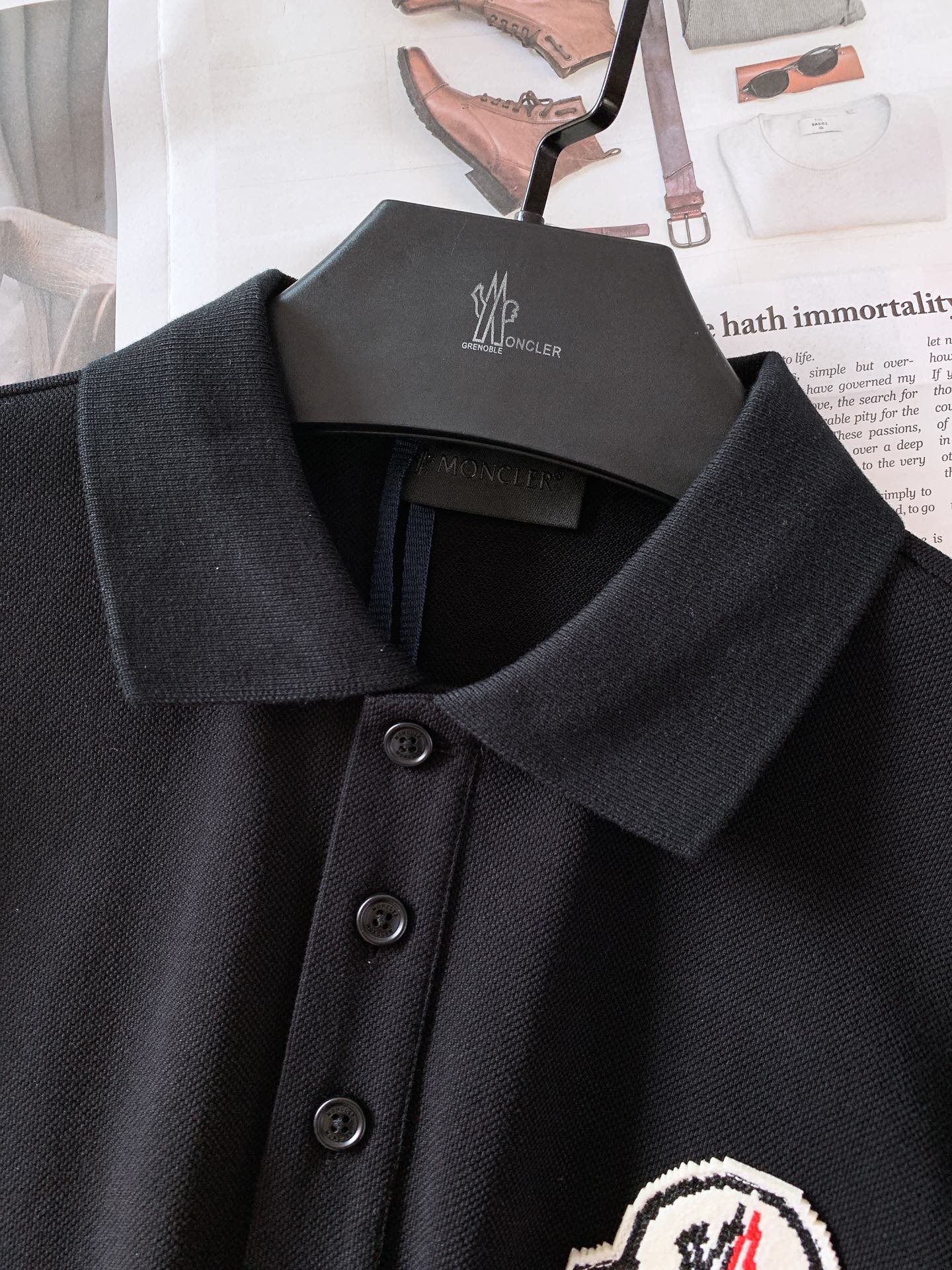 
Moncler 蒙口 2025SS春夏新品 
翻领徽章Polo短袖，这款Polo衫采用高端棉质珠地面料