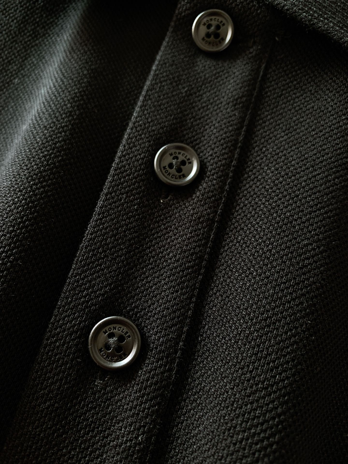 
Moncler 蒙口 2025SS春夏新品 
翻领徽章Polo短袖，这款Polo衫采用高端棉质珠地面料
