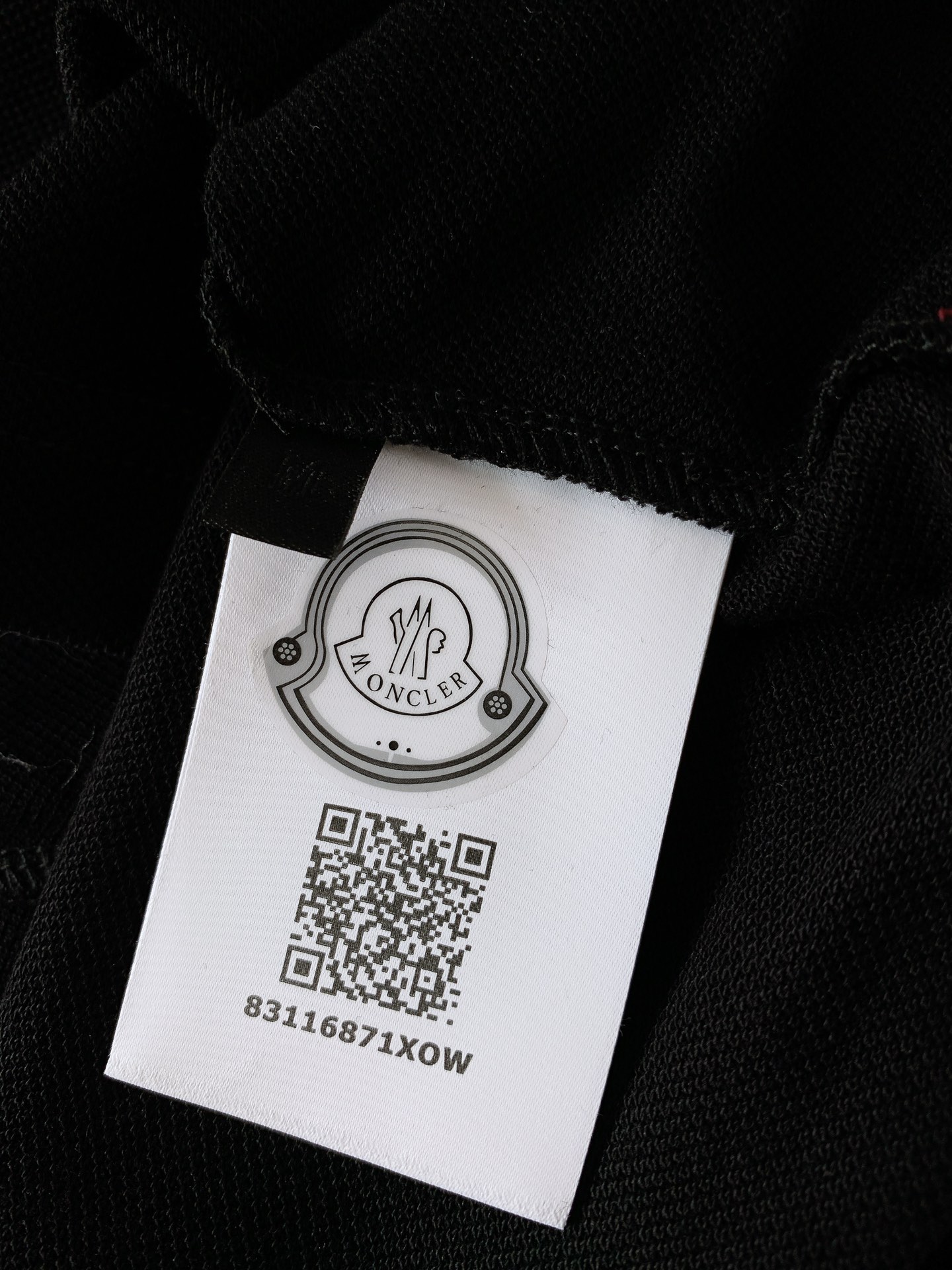 
Moncler 蒙口 2025SS春夏新品 
翻领徽章Polo短袖，这款Polo衫采用高端棉质珠地面料