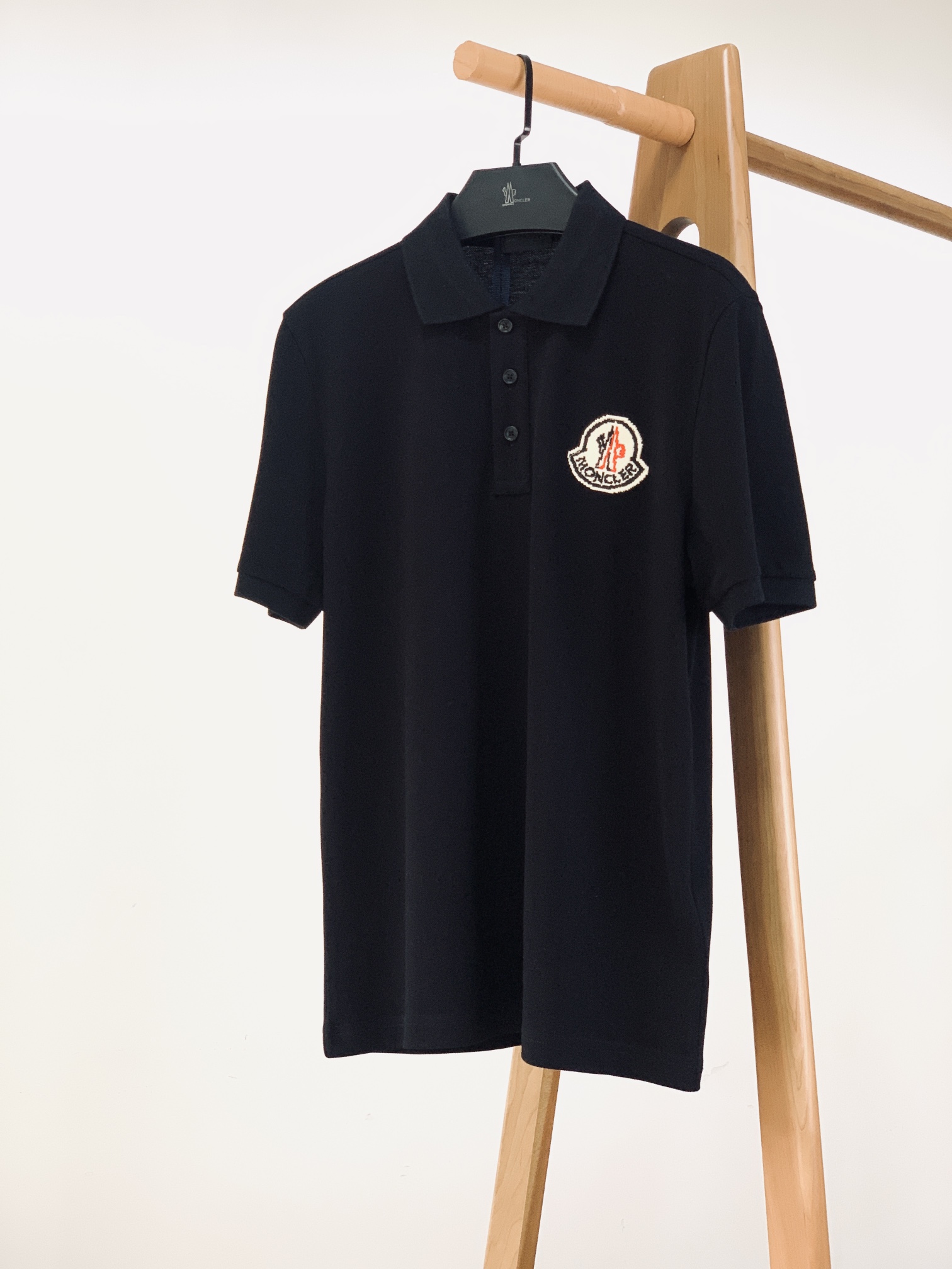 
Moncler 蒙口 2025SS春夏新品 
翻领徽章Polo短袖，这款Polo衫采用高端棉质珠地面料