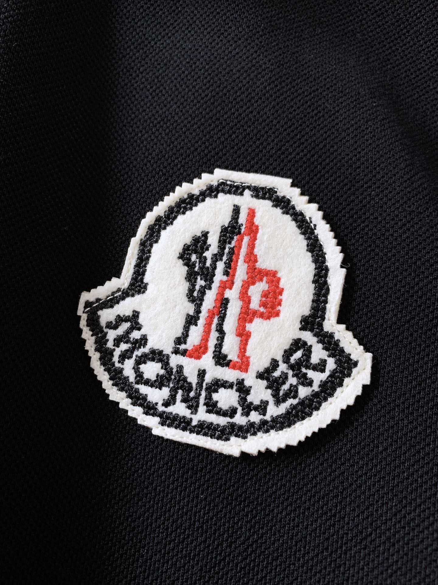 
Moncler 蒙口 2025SS春夏新品 
翻领徽章Polo短袖，这款Polo衫采用高端棉质珠地面料